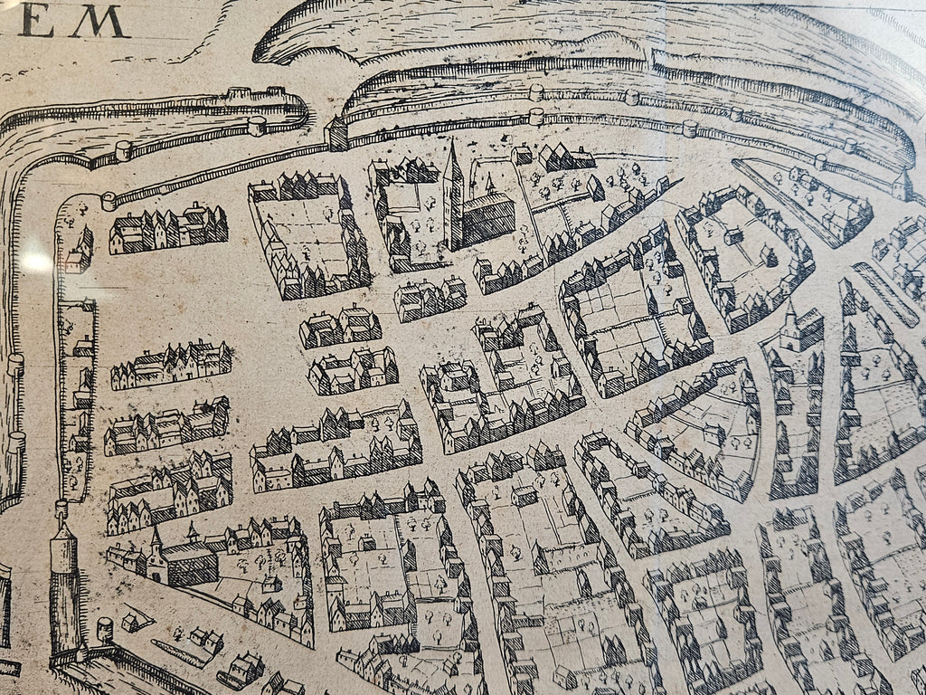 Authentieke Antieke Stadskaart Arnhem – Lodovico Guicciardini (ca. 1612) – Ingelijst (44,5 x 38 cm)