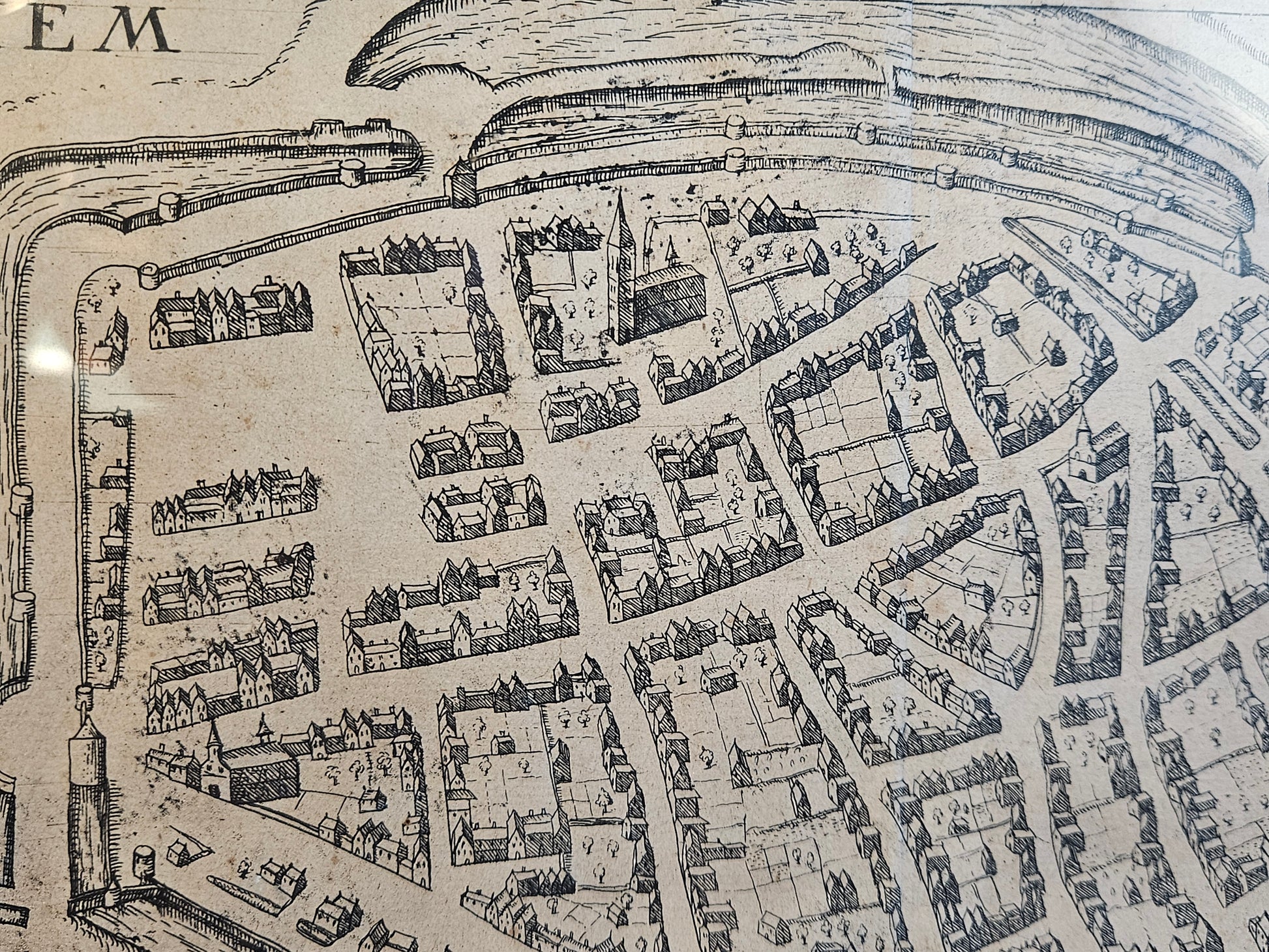 Authentieke Antieke Stadskaart Arnhem – Lodovico Guicciardini (ca. 1612) – Ingelijst (44,5 x 38 cm)