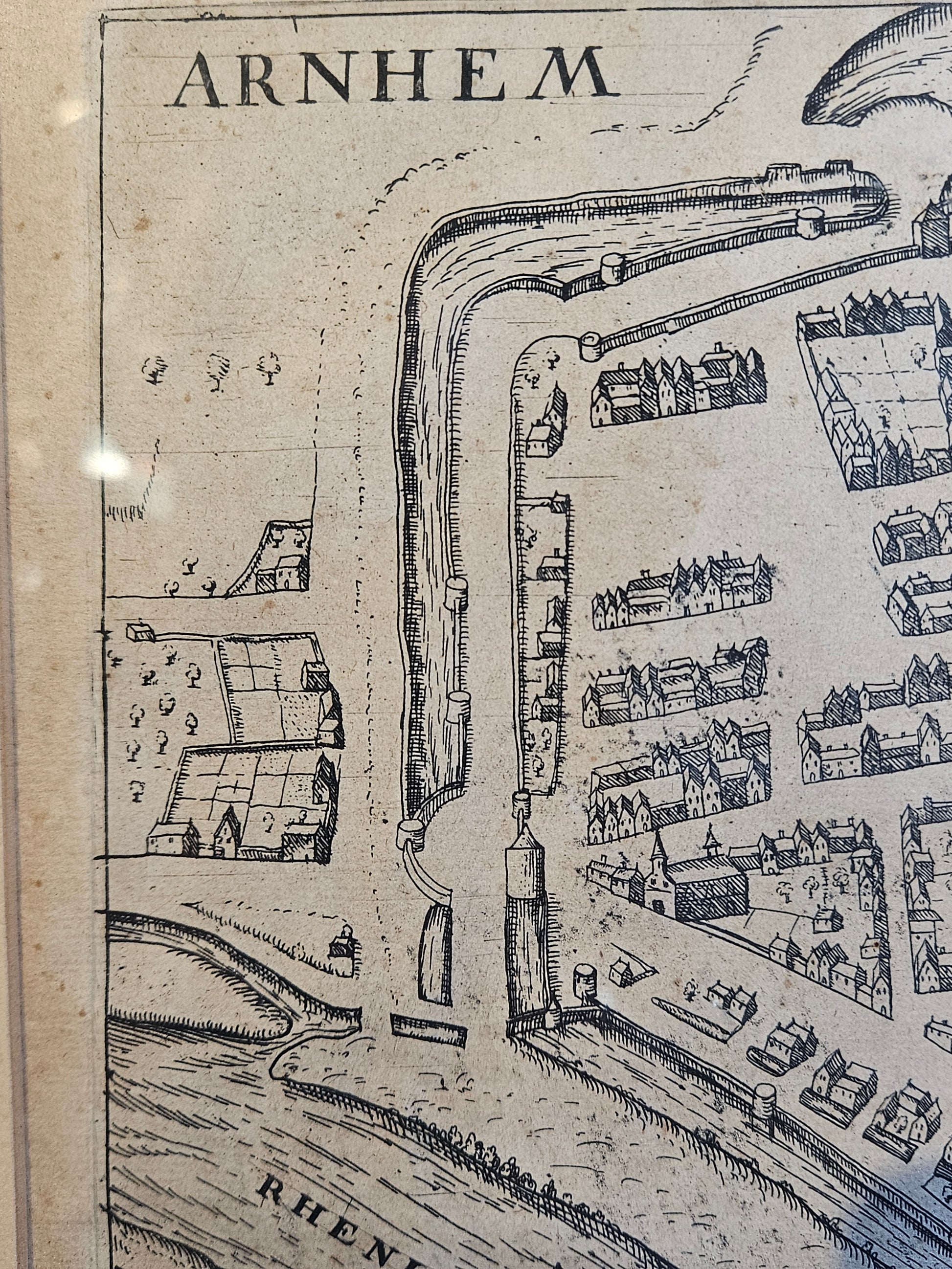 Authentieke Antieke Stadskaart Arnhem – Lodovico Guicciardini (ca. 1612) – Ingelijst (44,5 x 38 cm)