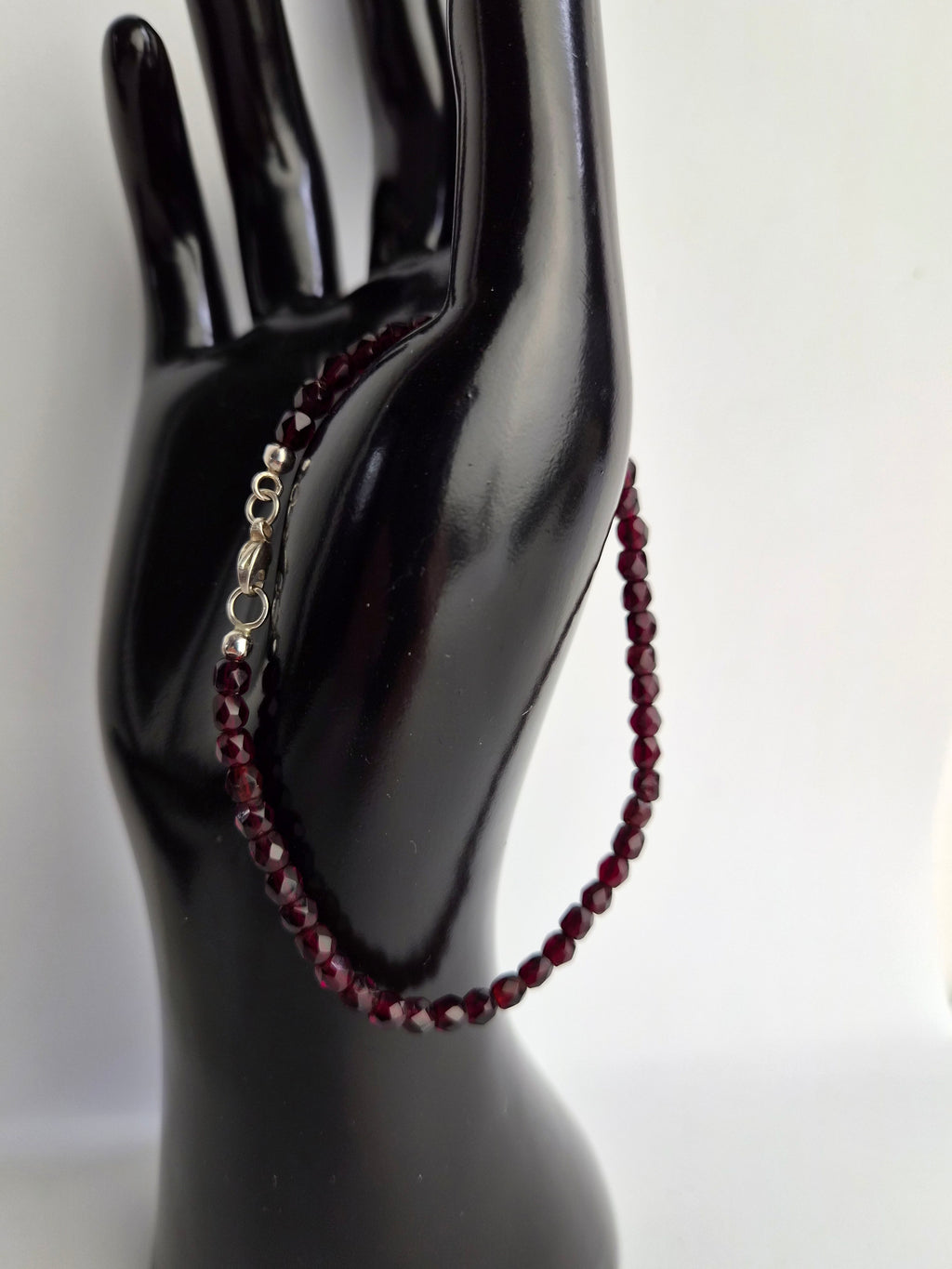 Elegante (glas) granaat armband met gefacetteerde kralen en nieuw zilveren slot - 18 cm