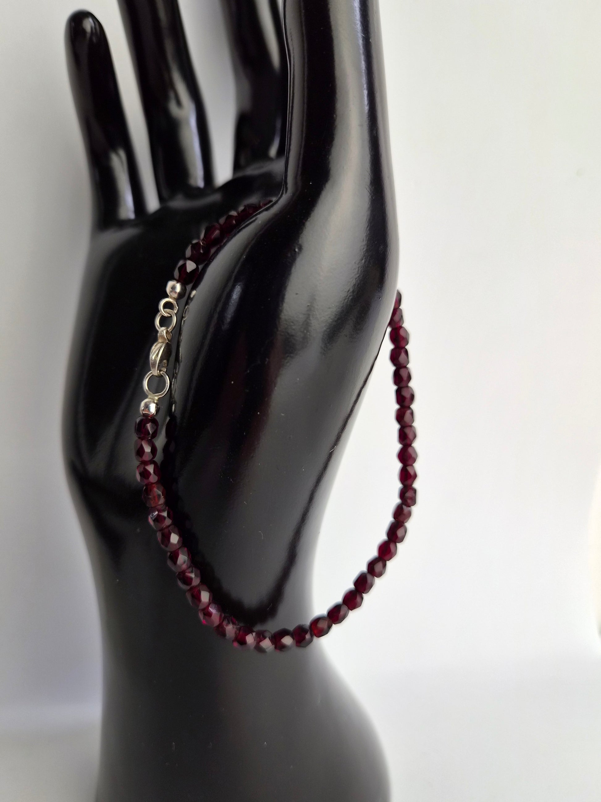 Elegante (glas) granaat armband met gefacetteerde kralen en nieuw zilveren slot - 18 cm
