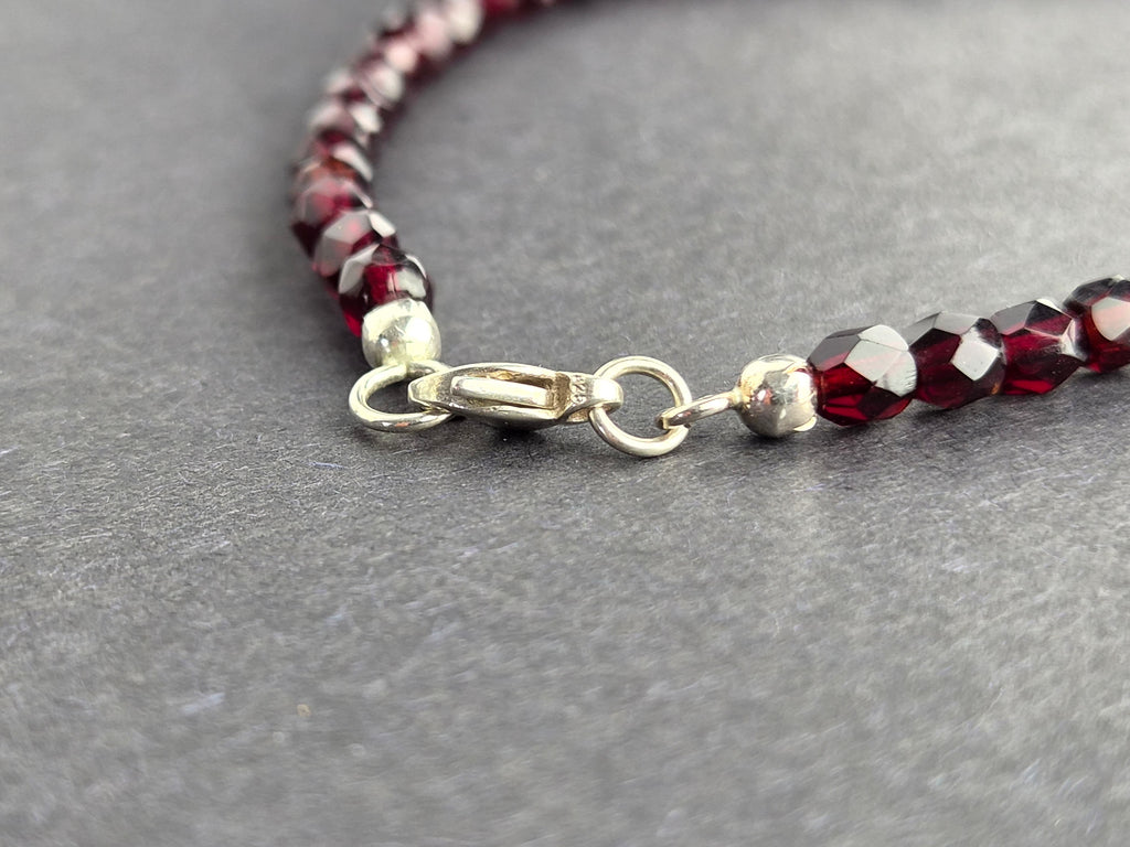 Elegante (glas) granaat armband met gefacetteerde kralen en nieuw zilveren slot - 18 cm