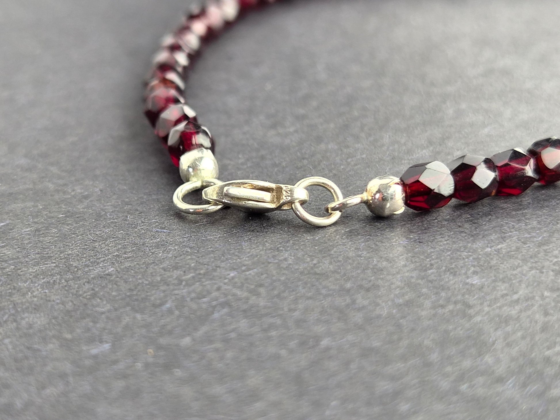 Elegante (glas) granaat armband met gefacetteerde kralen en nieuw zilveren slot - 18 cm