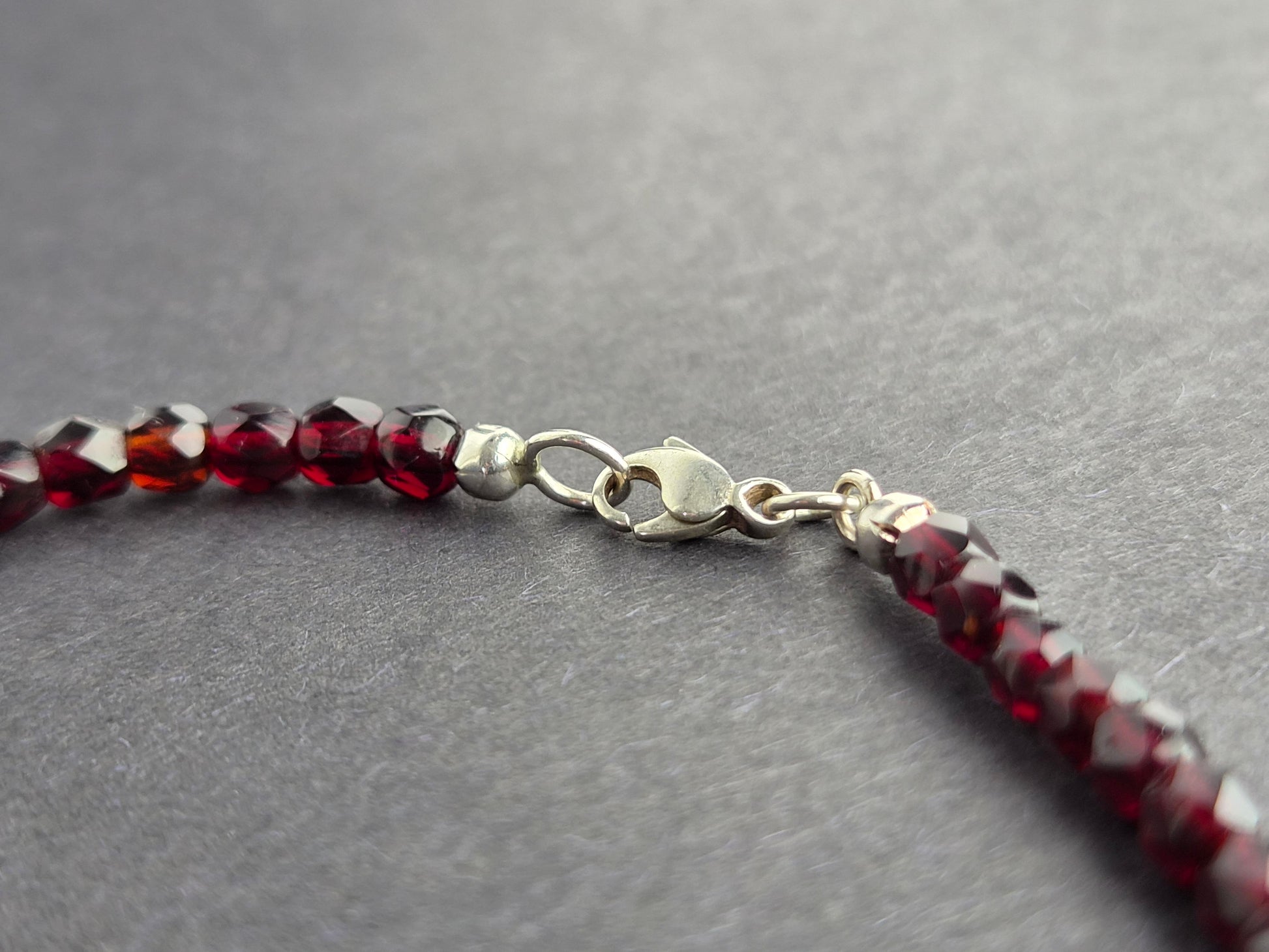 Elegante (glas) granaat armband met gefacetteerde kralen en nieuw zilveren slot - 18 cm