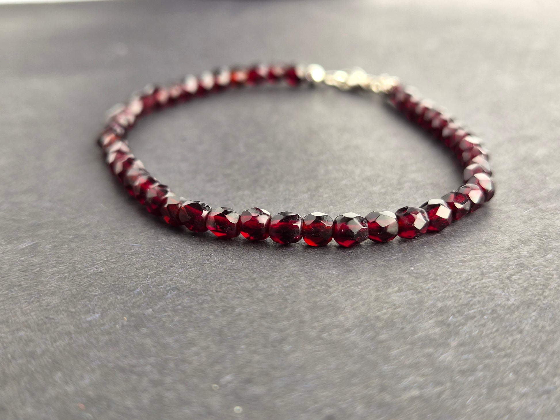 Elegante (glas) granaat armband met gefacetteerde kralen en nieuw zilveren slot - 18 cm