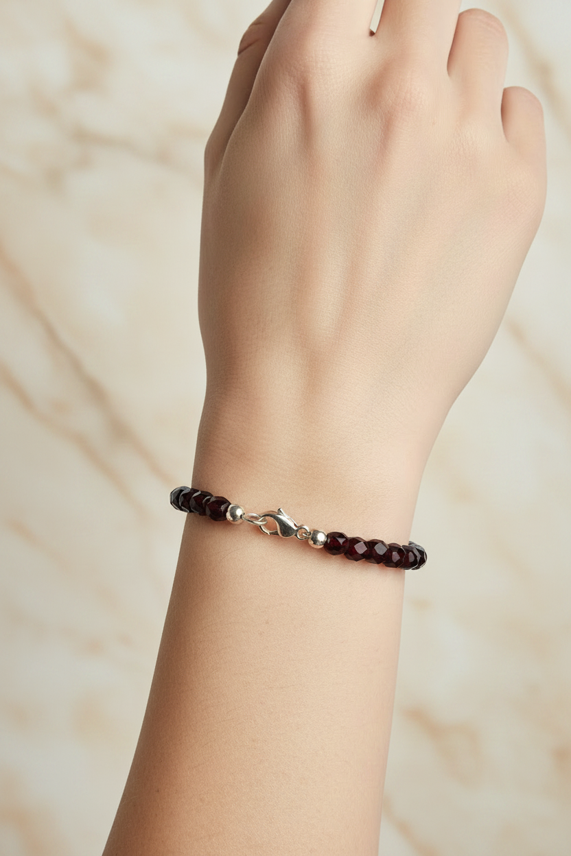 Elegante (glas) granaat armband met gefacetteerde kralen en nieuw zilveren slot - 18 cm