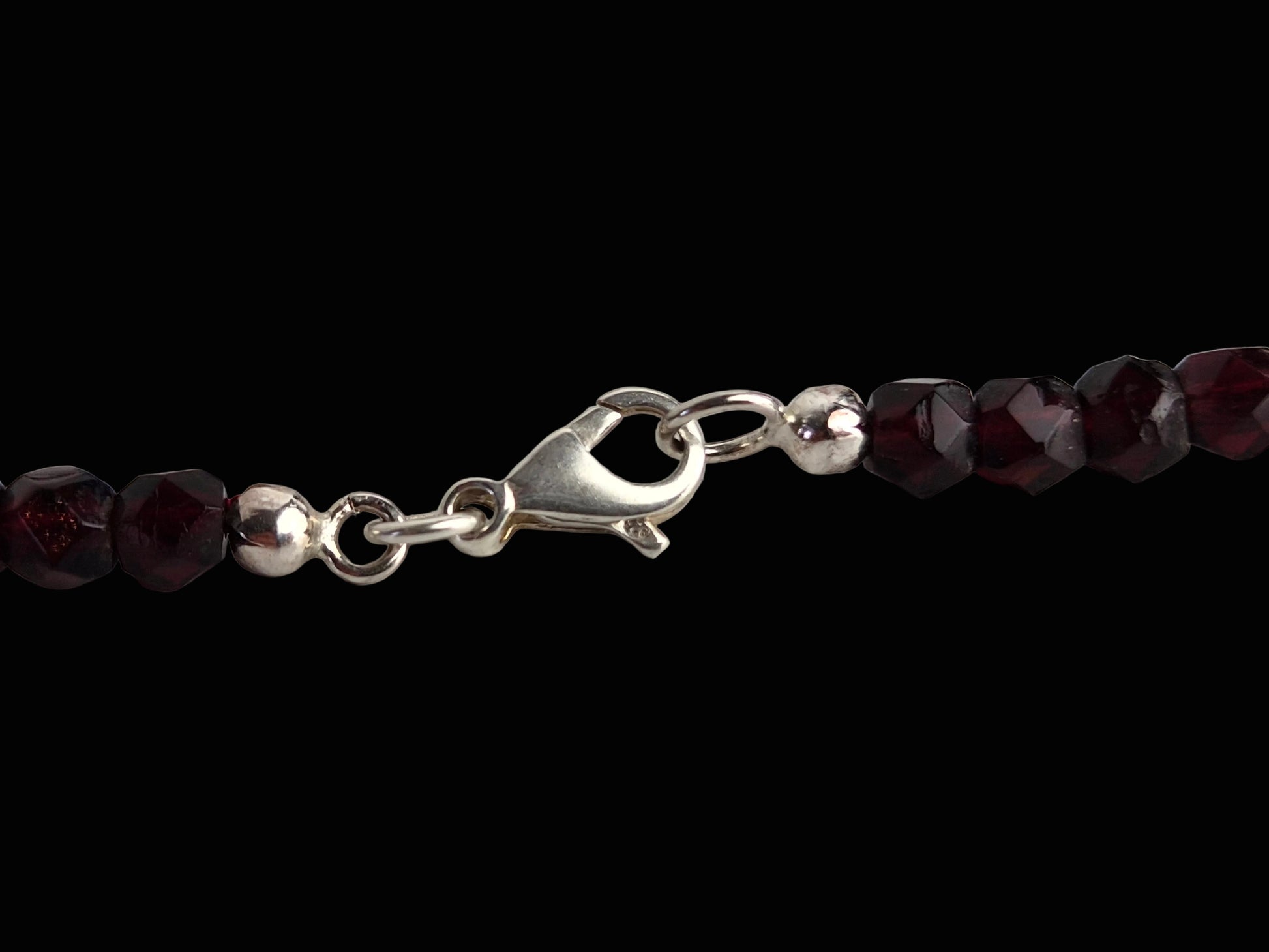 Vintage granaatkleurige glaskralen ketting – 43 cm – met zilveren slot
