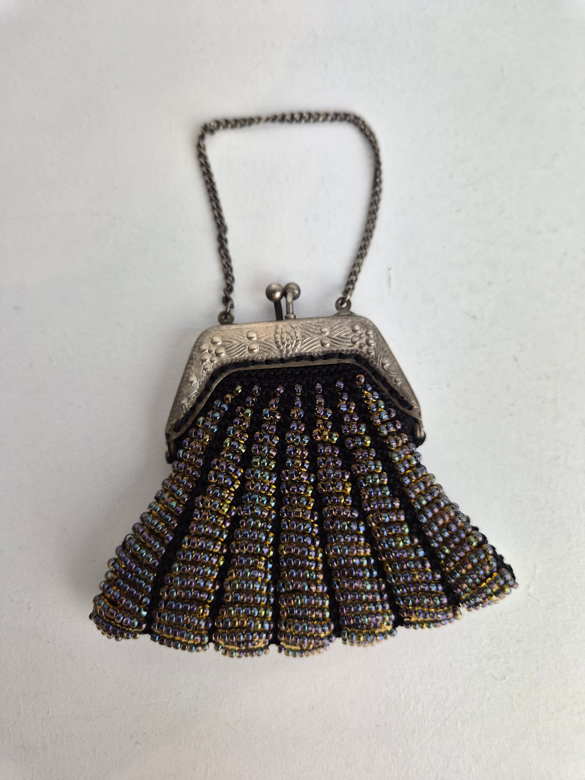 Vintage kralentasje met zilverkleurige beugel – handgemaakt microkralen beursje