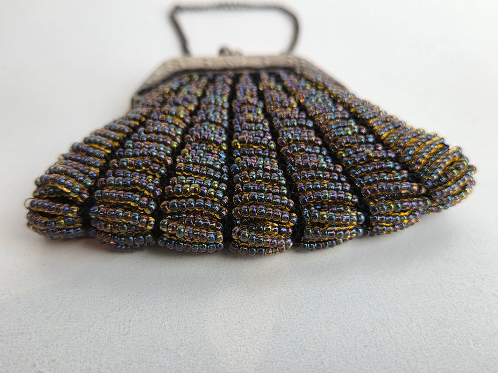 Vintage kralentasje met zilverkleurige beugel – handgemaakt microkralen beursje