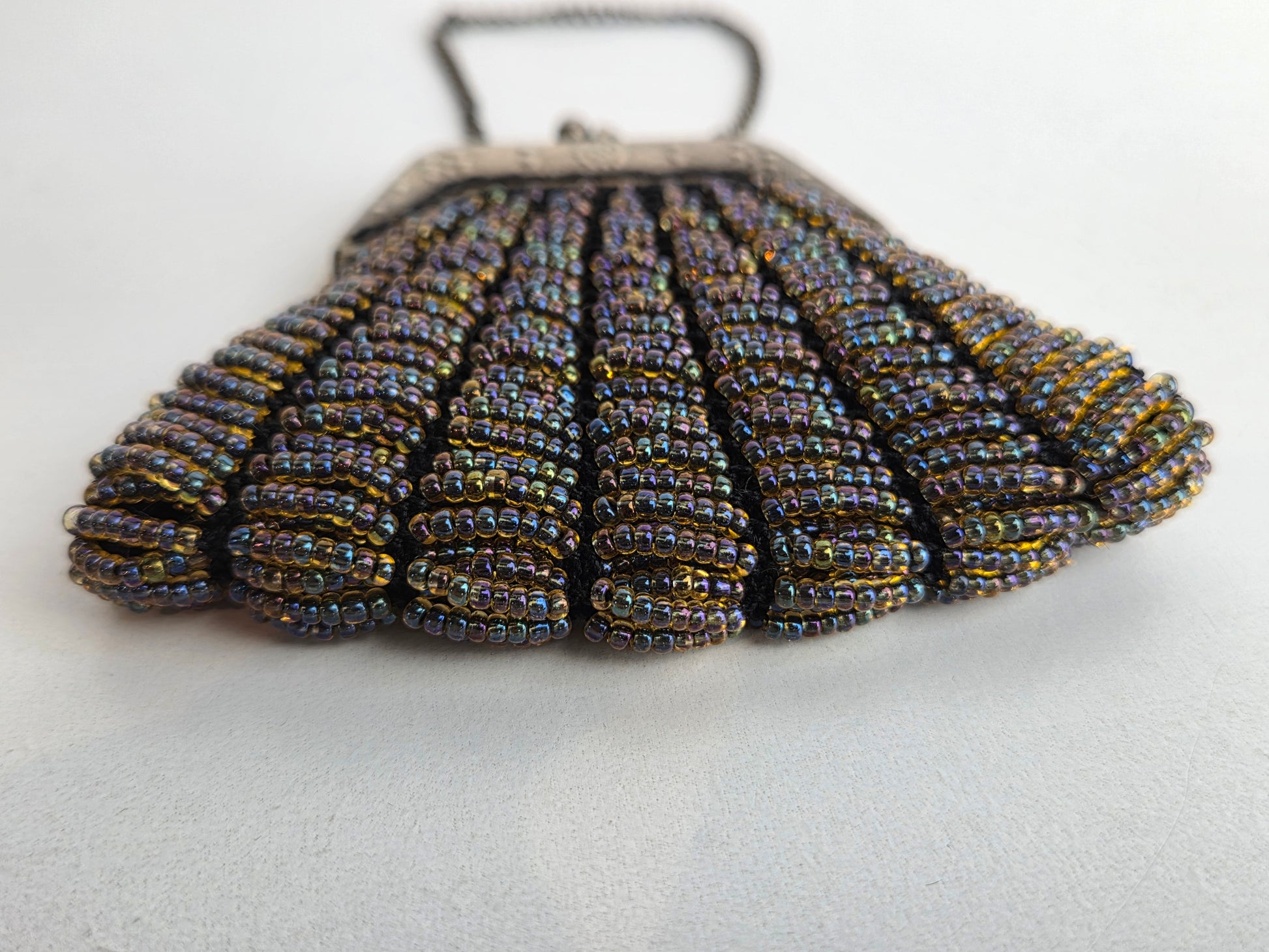Vintage kralentasje met zilverkleurige beugel – handgemaakt microkralen beursje