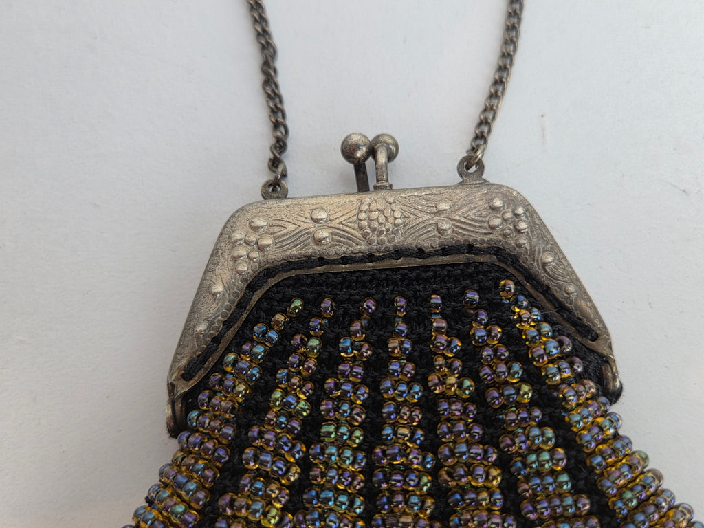 Vintage kralentasje met zilverkleurige beugel – handgemaakt microkralen beursje