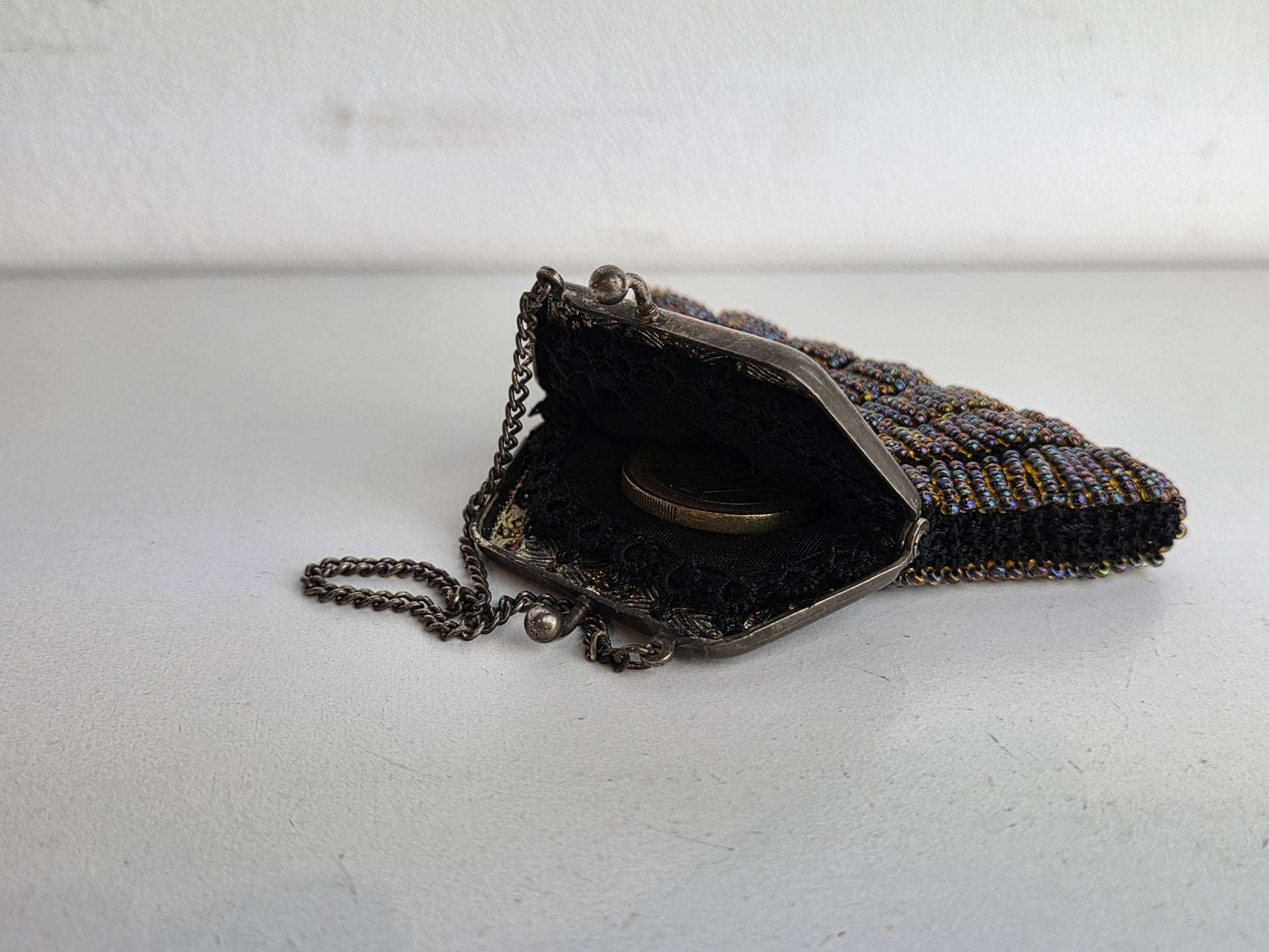 Vintage kralentasje met zilverkleurige beugel – handgemaakt microkralen beursje