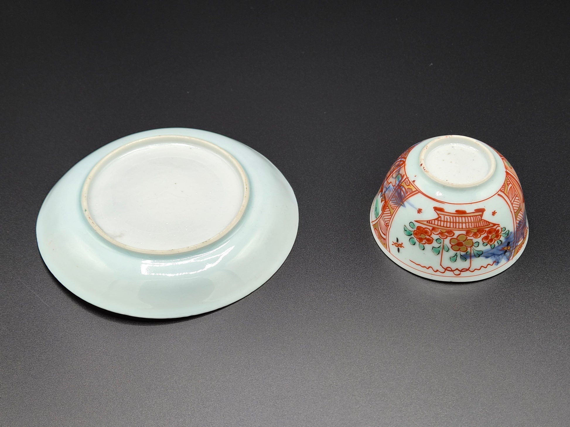 Antiek Chinees Porseleinen Kop en Schotel – Amsterdams Bont – Handbeschilderd - Qing-dynastie (Qianlong-periode, ca. 1740-1760)