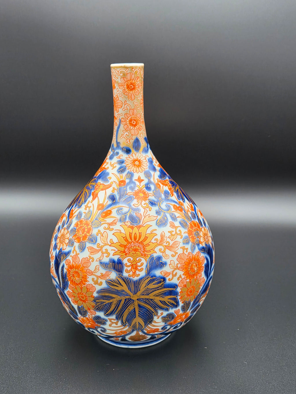 Exclusieve Antieke Japanse Imari Flesvaas – Handgeschilderd Porselein met Gouden Accenten en Authentiek 'Fuku' Merkteken (19e Eeuw)