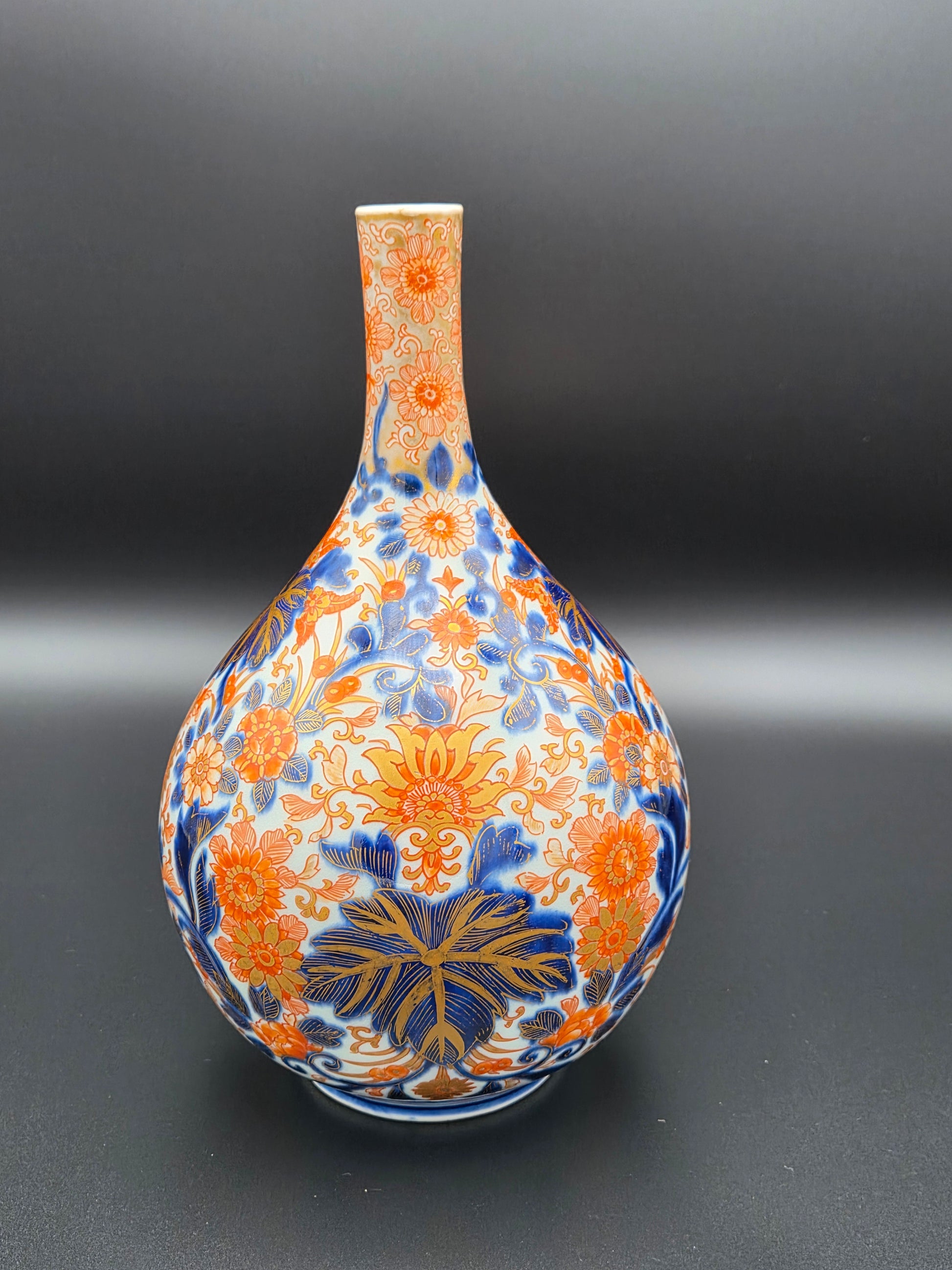 Exclusieve Antieke Japanse Imari Flesvaas – Handgeschilderd Porselein met Gouden Accenten en Authentiek 'Fuku' Merkteken (19e Eeuw)