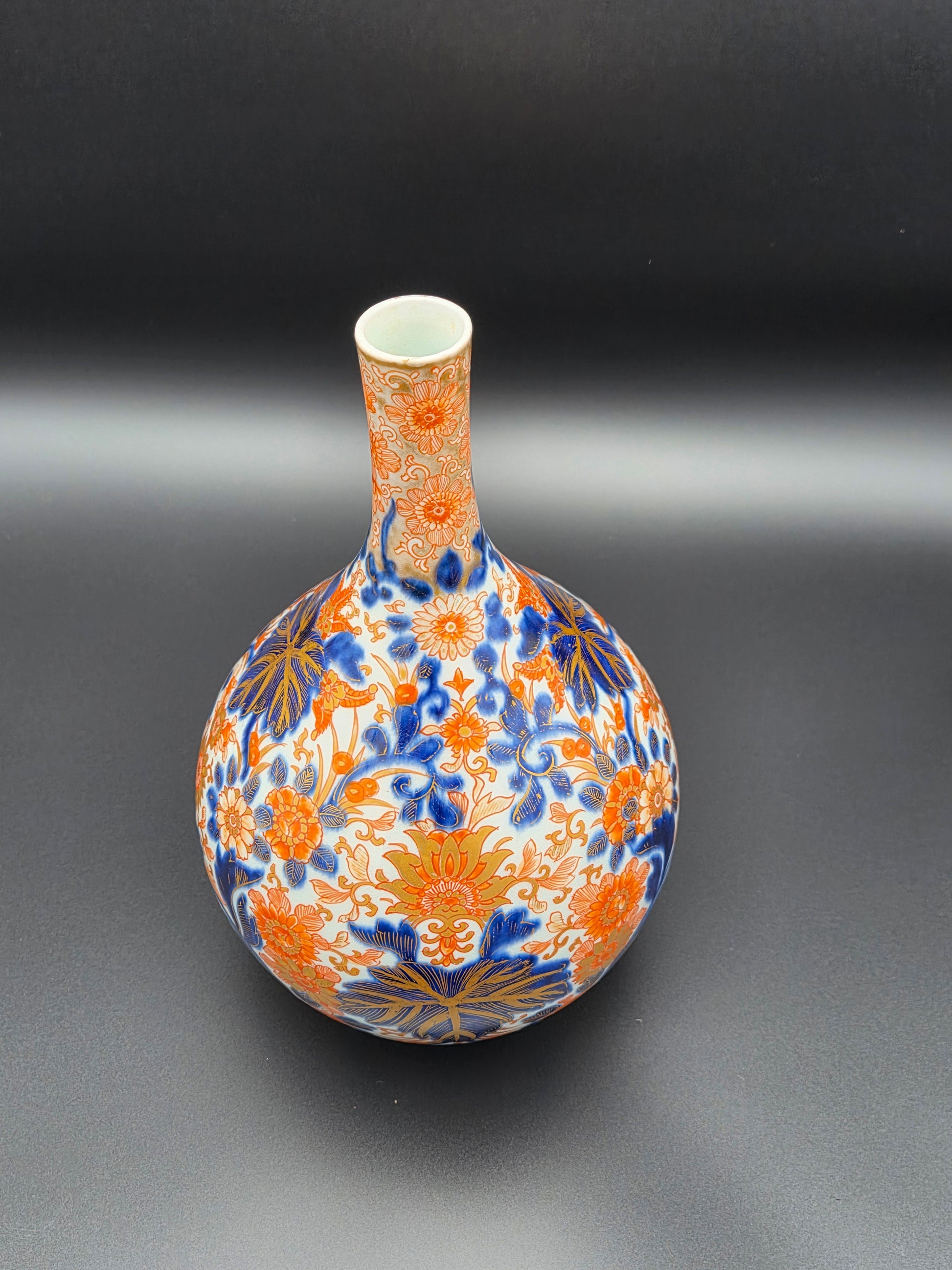Exclusieve Antieke Japanse Imari Flesvaas – Handgeschilderd Porselein met Gouden Accenten en Authentiek 'Fuku' Merkteken (19e Eeuw)