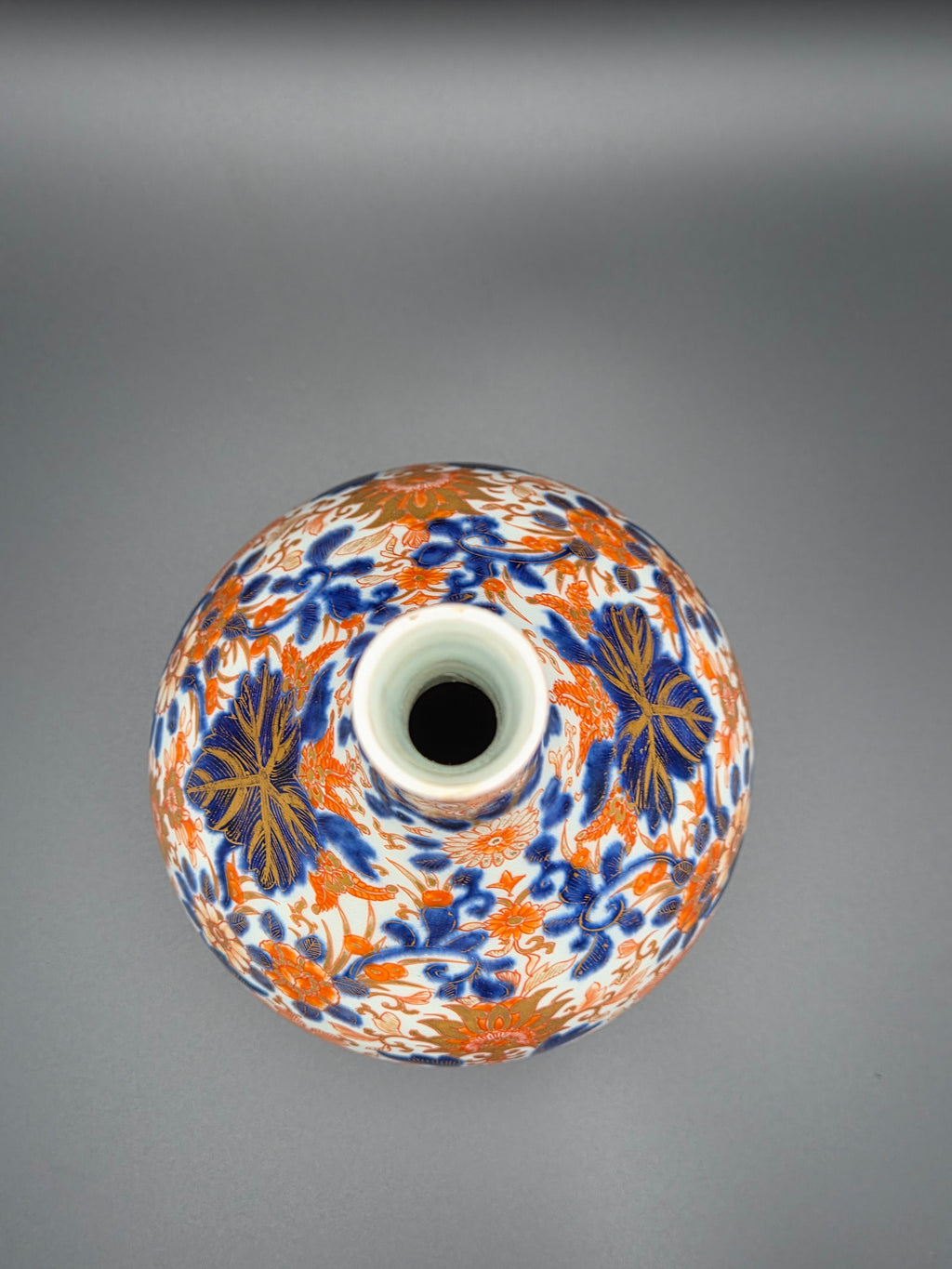 Exclusieve Antieke Japanse Imari Flesvaas – Handgeschilderd Porselein met Gouden Accenten en Authentiek 'Fuku' Merkteken (19e Eeuw)