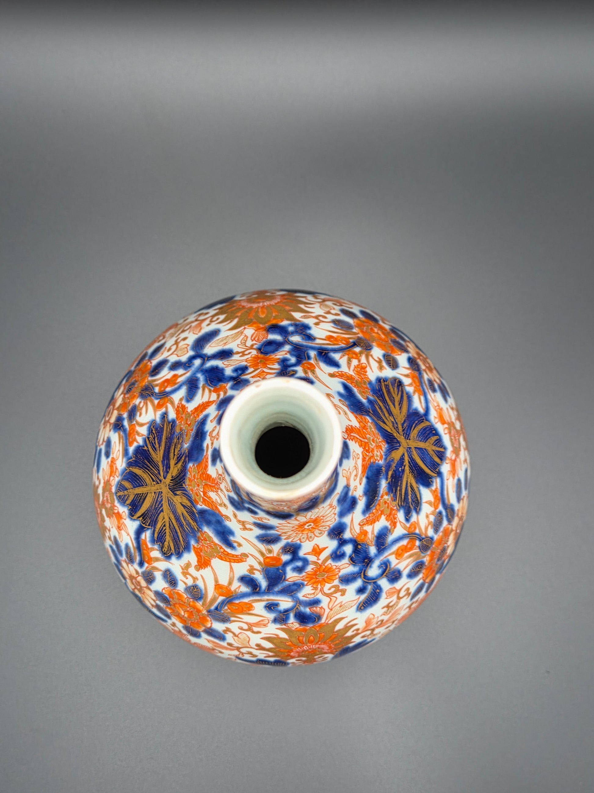 Exclusieve Antieke Japanse Imari Flesvaas – Handgeschilderd Porselein met Gouden Accenten en Authentiek 'Fuku' Merkteken (19e Eeuw)