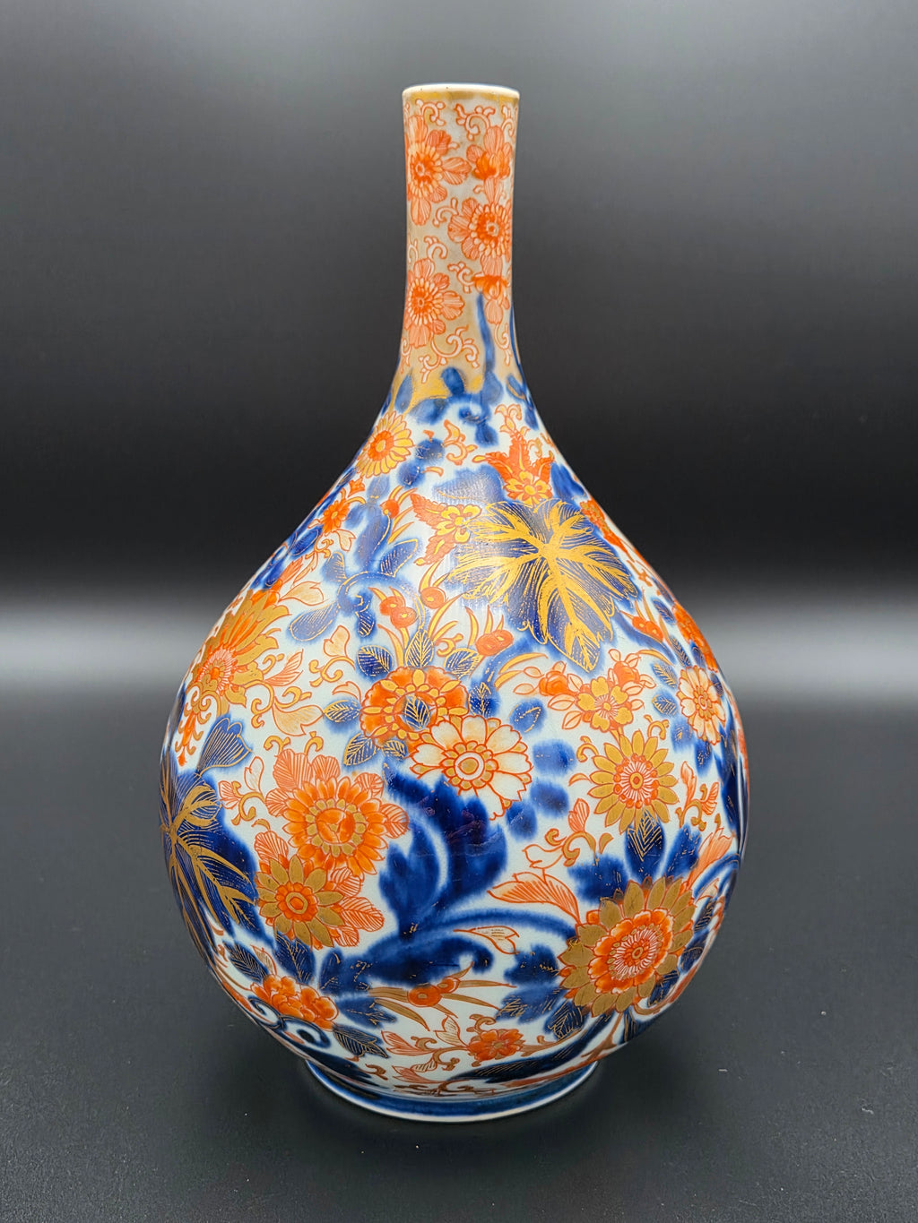 Exclusieve Antieke Japanse Imari Flesvaas – Handgeschilderd Porselein met Gouden Accenten en Authentiek 'Fuku' Merkteken (19e Eeuw)