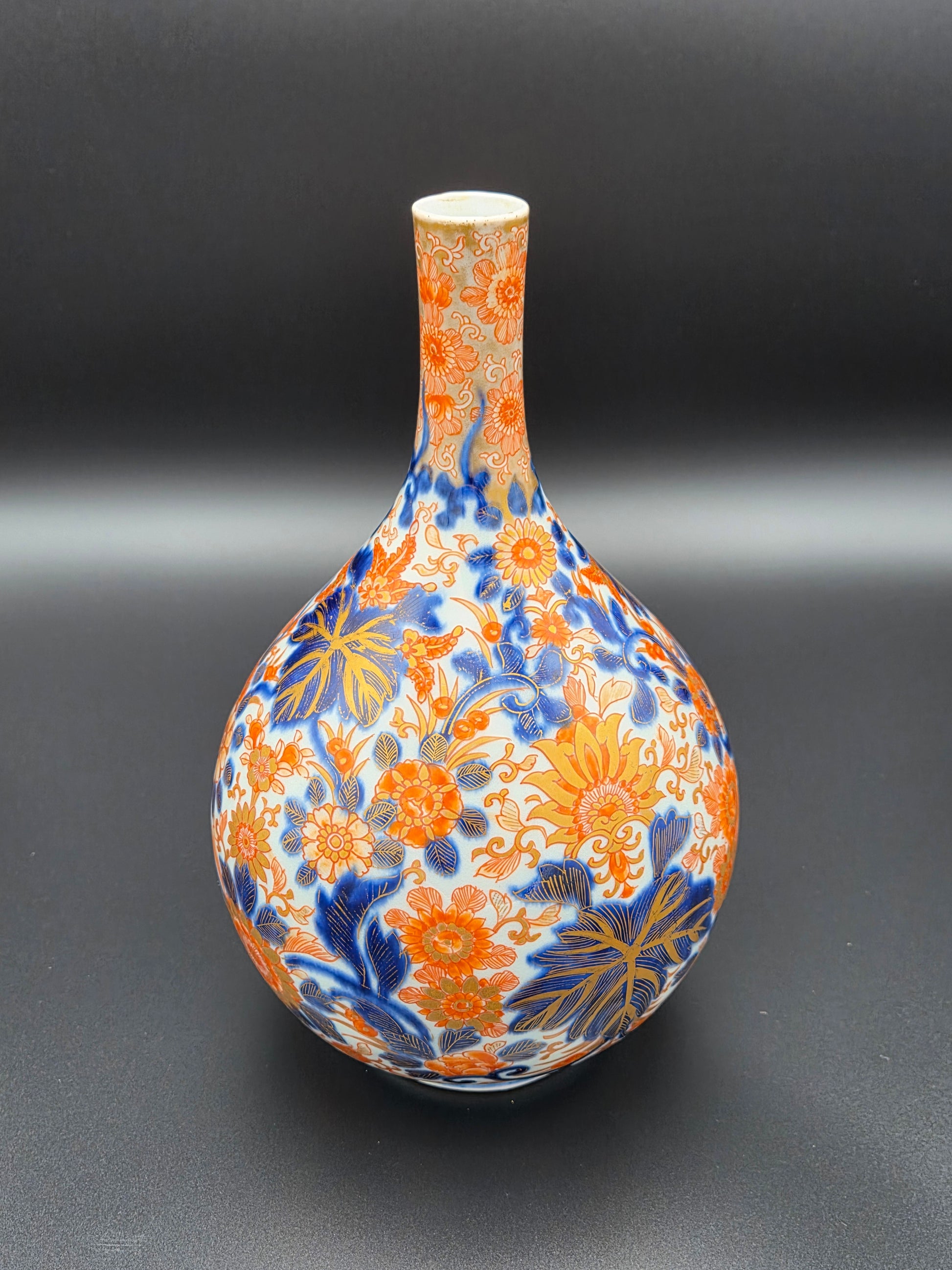 Exclusieve Antieke Japanse Imari Flesvaas – Handgeschilderd Porselein met Gouden Accenten en Authentiek 'Fuku' Merkteken (19e Eeuw)
