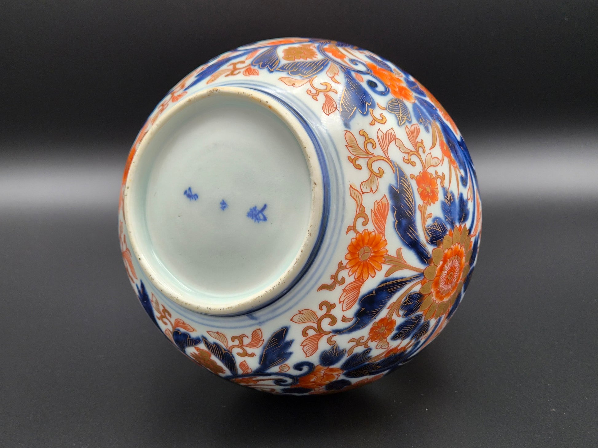 Exclusieve Antieke Japanse Imari Flesvaas – Handgeschilderd Porselein met Gouden Accenten en Authentiek 'Fuku' Merkteken (19e Eeuw)