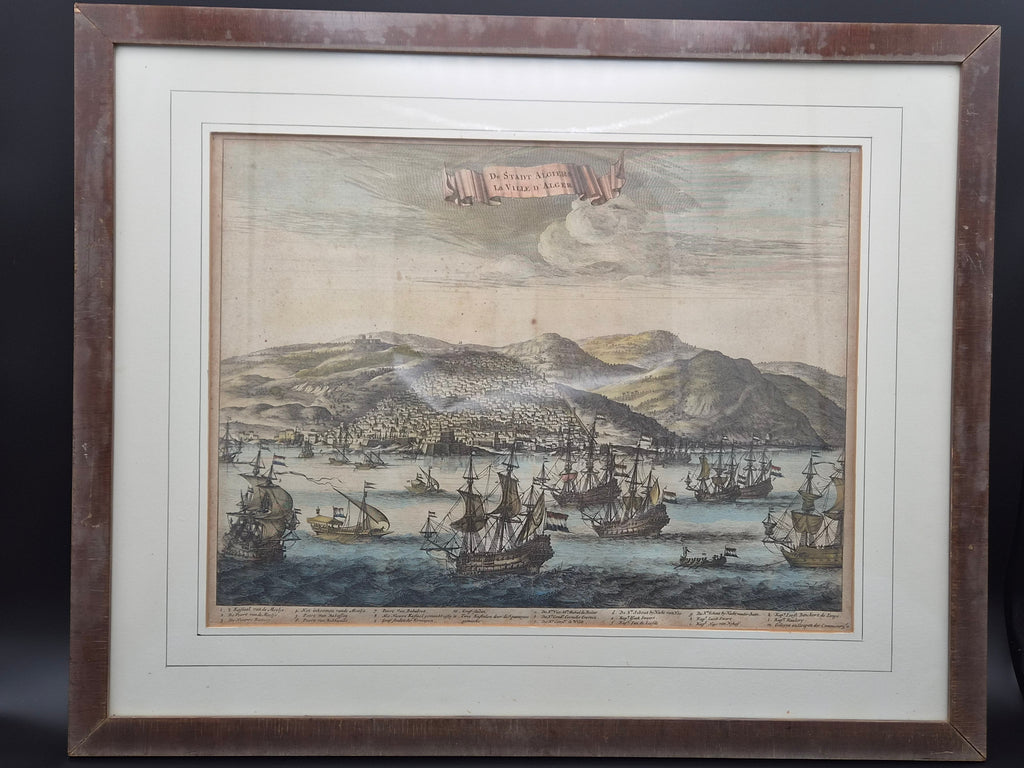 Antieke Handgekleurde Gravure ‘De Stad Algiers’ – Michiel de Ruyter voor Algiers – 17e-eeuwse Zeegeschiedenis – Ingelijst