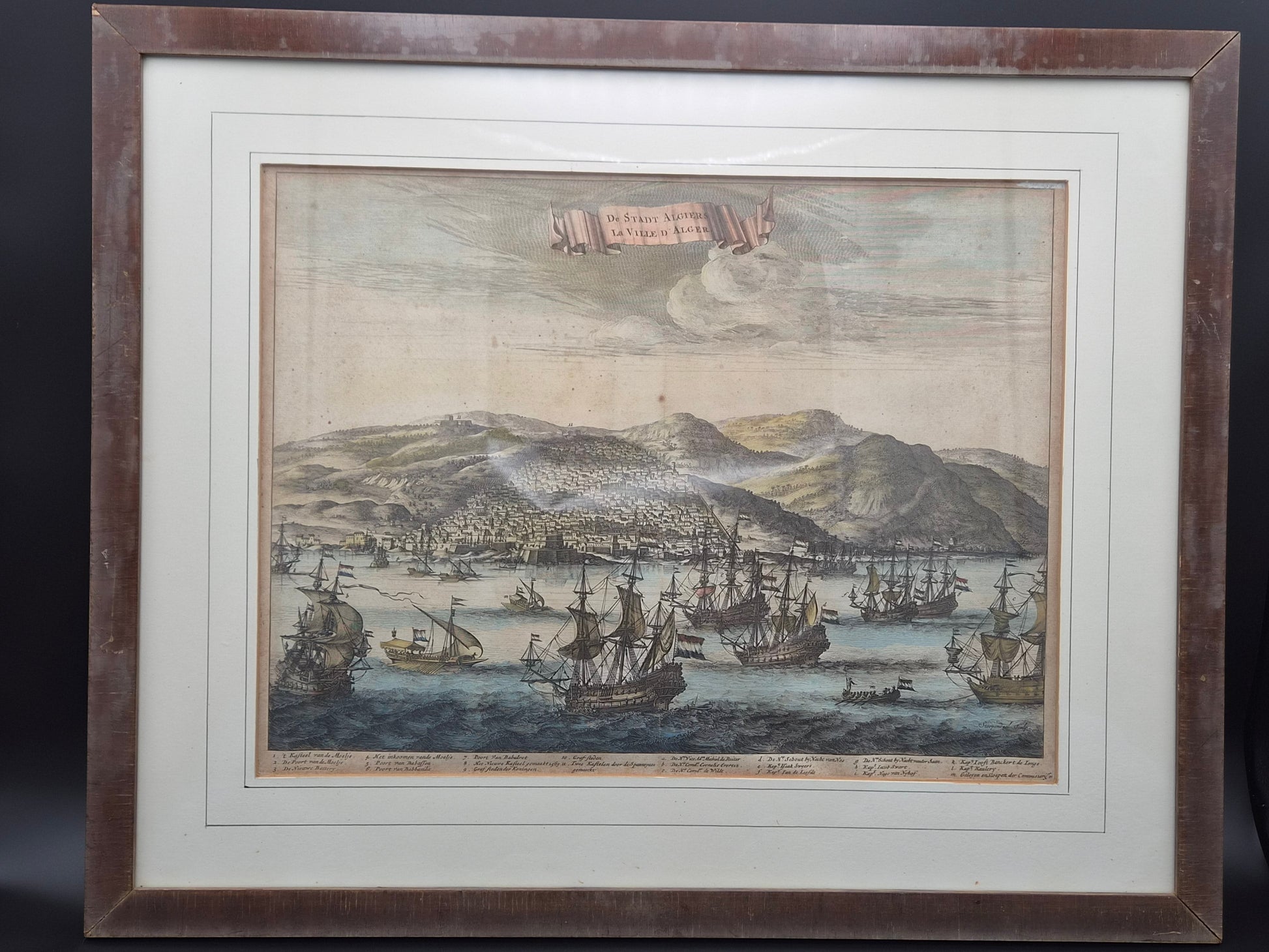 Antieke Handgekleurde Gravure ‘De Stad Algiers’ – Michiel de Ruyter voor Algiers – 17e-eeuwse Zeegeschiedenis – Ingelijst