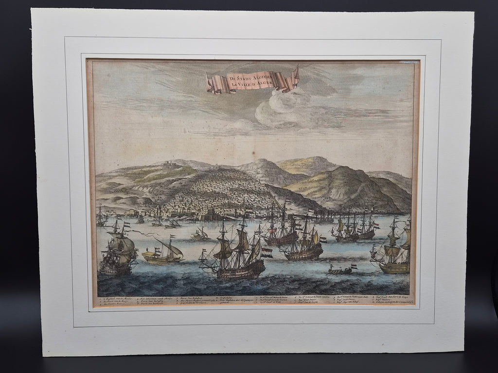 Antieke Handgekleurde Gravure ‘De Stad Algiers’ – Michiel de Ruyter voor Algiers – 17e-eeuwse Zeegeschiedenis – Ingelijst