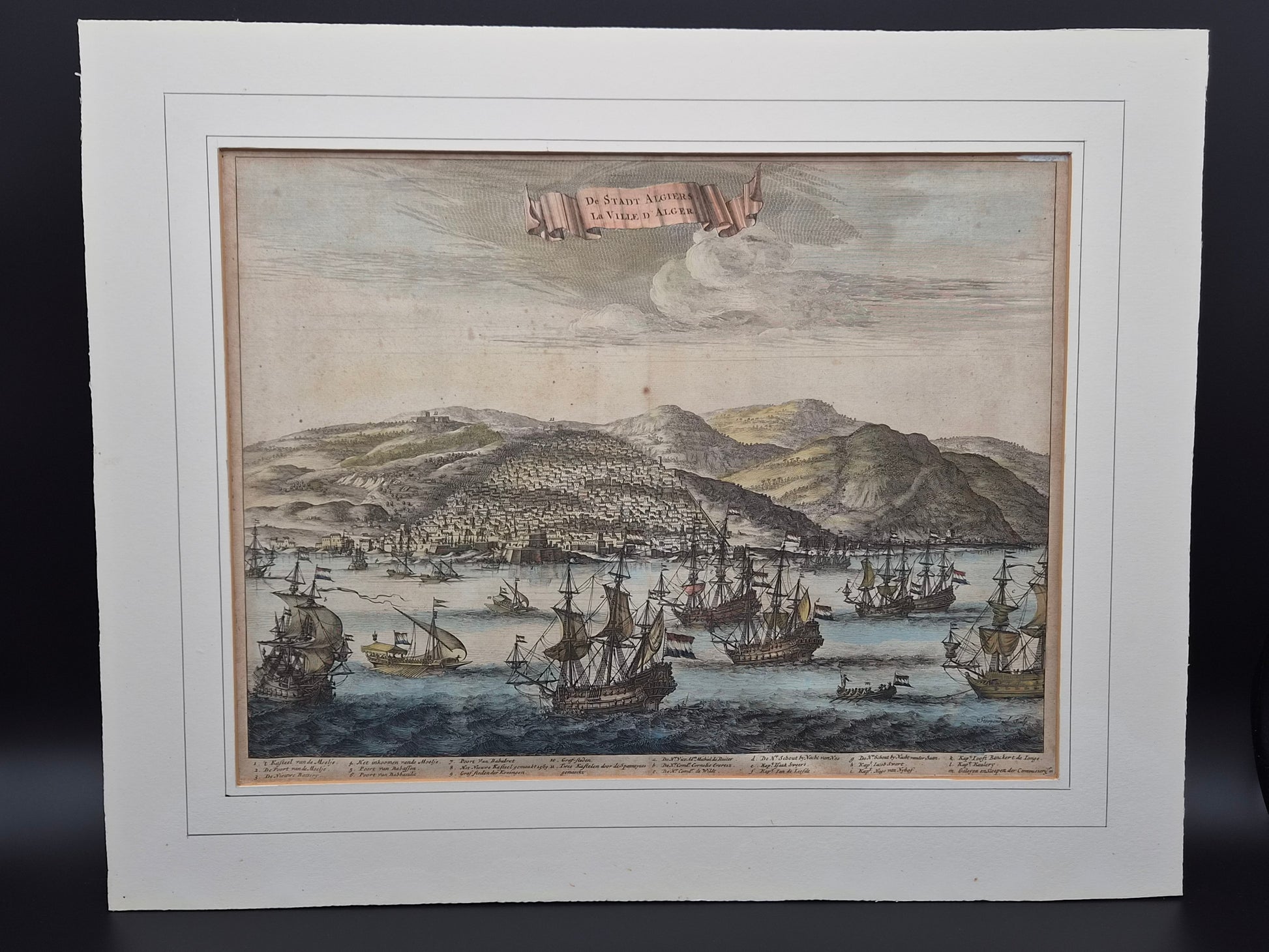 Antieke Handgekleurde Gravure ‘De Stad Algiers’ – Michiel de Ruyter voor Algiers – 17e-eeuwse Zeegeschiedenis – Ingelijst
