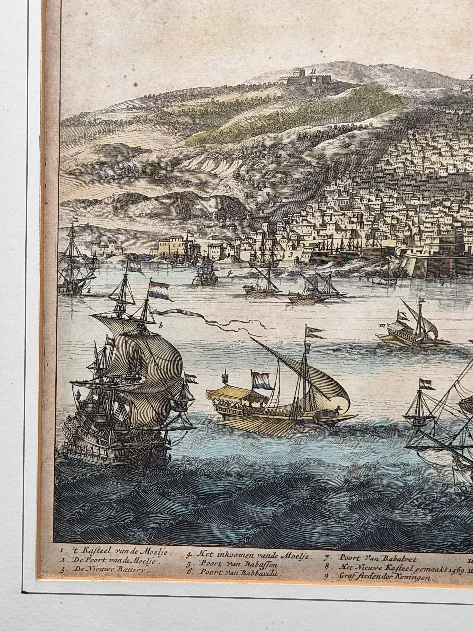 Antieke Handgekleurde Gravure ‘De Stad Algiers’ – Michiel de Ruyter voor Algiers – 17e-eeuwse Zeegeschiedenis – Ingelijst