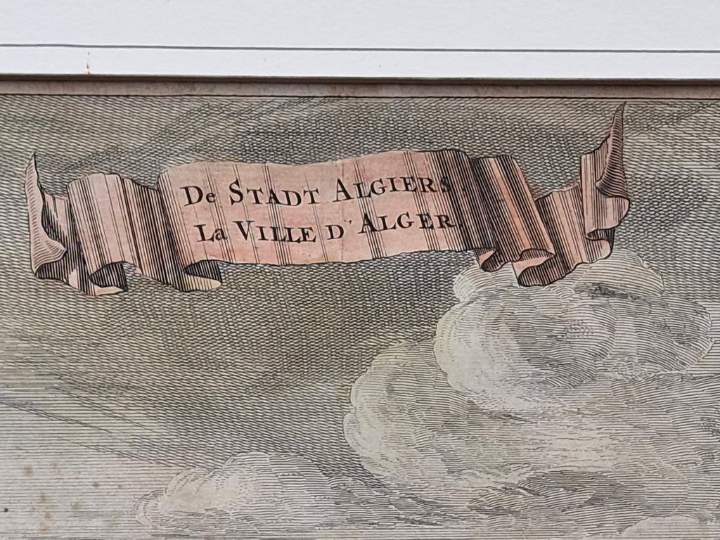 Antieke Handgekleurde Gravure ‘De Stad Algiers’ – Michiel de Ruyter voor Algiers – 17e-eeuwse Zeegeschiedenis – Ingelijst