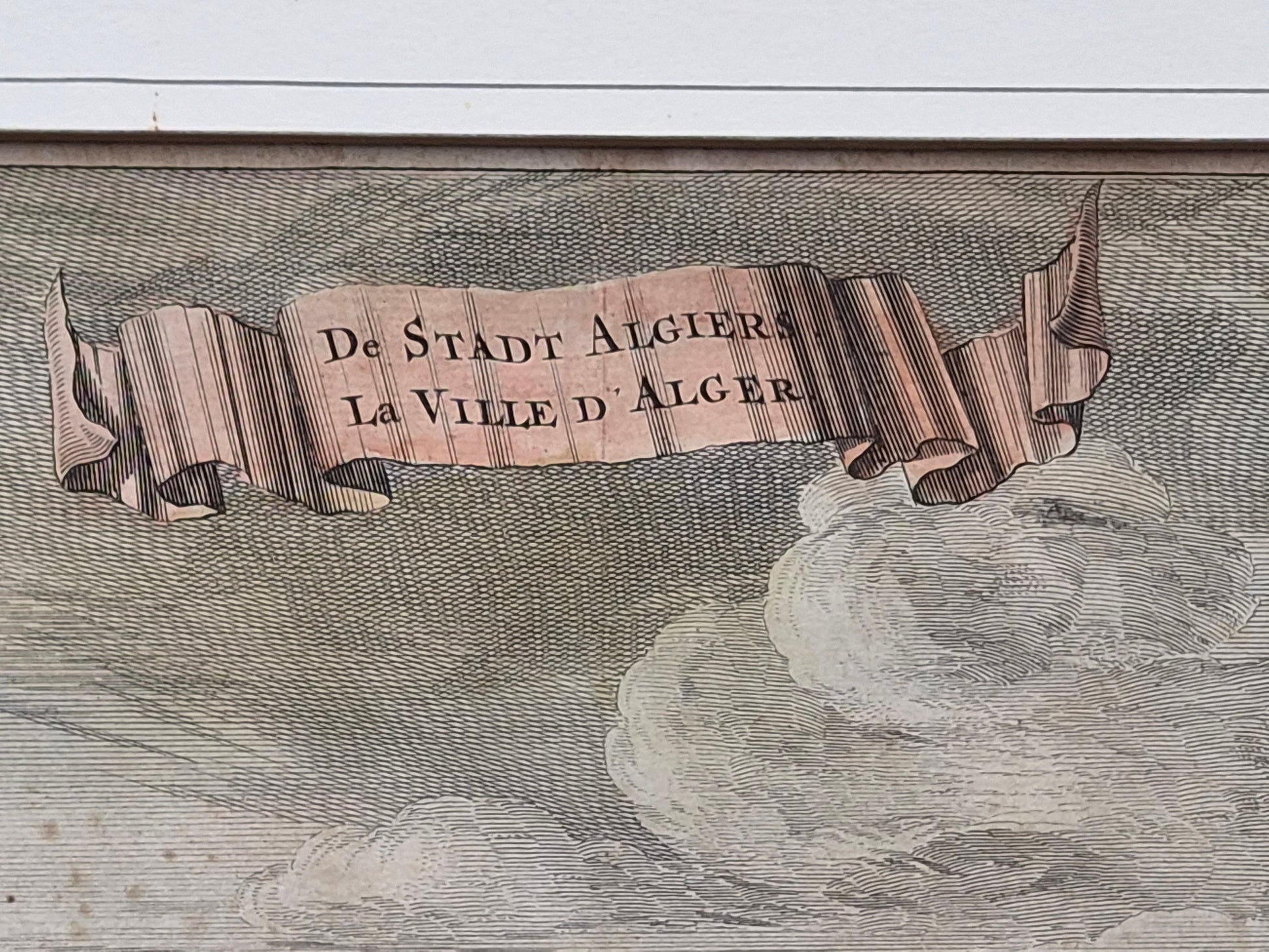Antieke Handgekleurde Gravure ‘De Stad Algiers’ – Michiel de Ruyter voor Algiers – 17e-eeuwse Zeegeschiedenis – Ingelijst