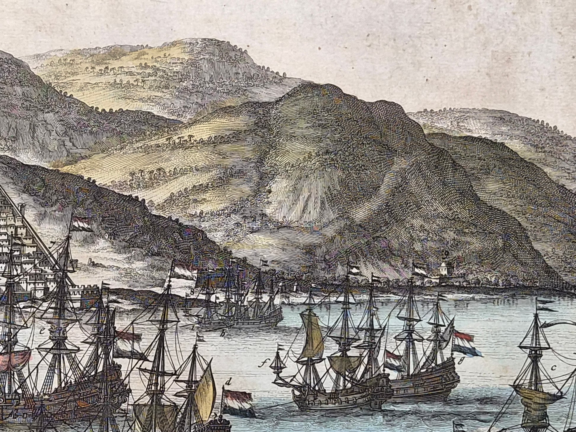 Antieke Handgekleurde Gravure ‘De Stad Algiers’ – Michiel de Ruyter voor Algiers – 17e-eeuwse Zeegeschiedenis – Ingelijst