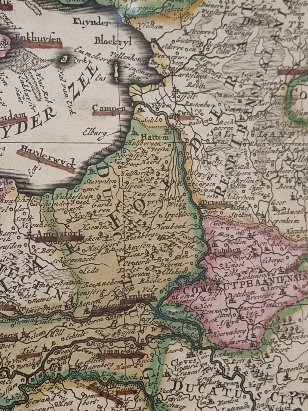 Antieke Handgekleurde Kaart van de Zeventien Provinciën – Petrus Schenk naar Nicolaes Visscher (1704) – Ingelijst