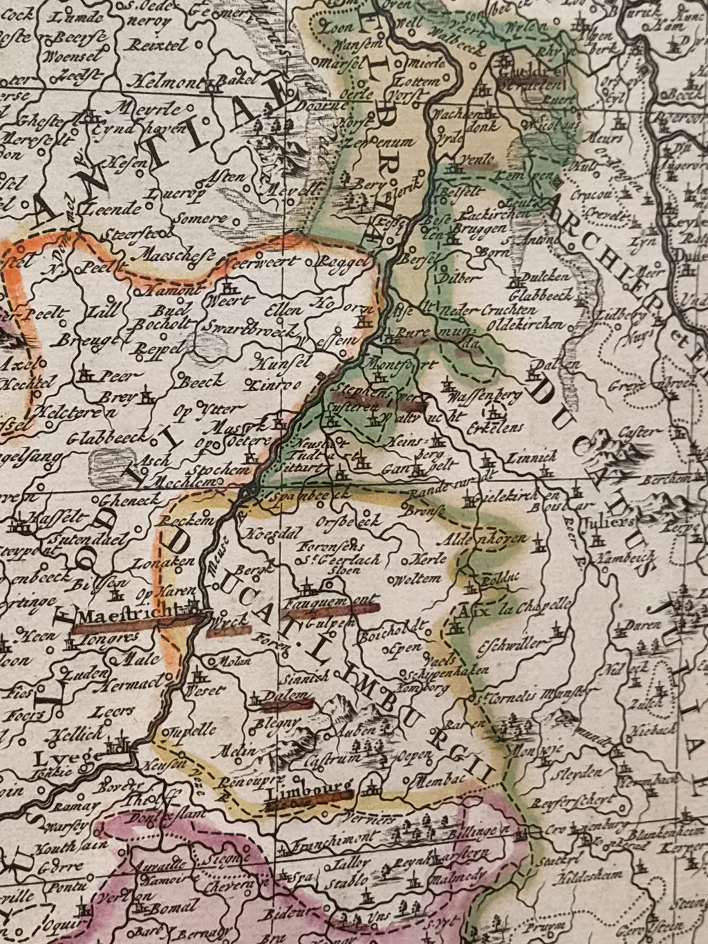 Antieke Handgekleurde Kaart van de Zeventien Provinciën – Petrus Schenk naar Nicolaes Visscher (1704) – Ingelijst