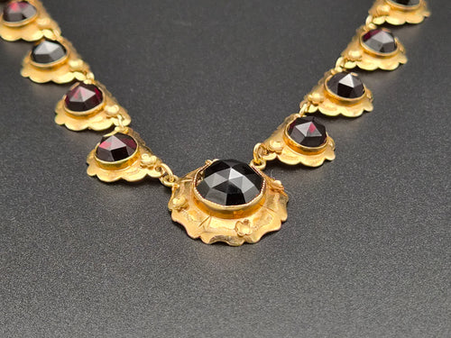 14 Karaat Gouden Collier met Gefacetteerde Granaten – 42 cm – 27,13 gram – Meester P. Walsweer (Sneek)