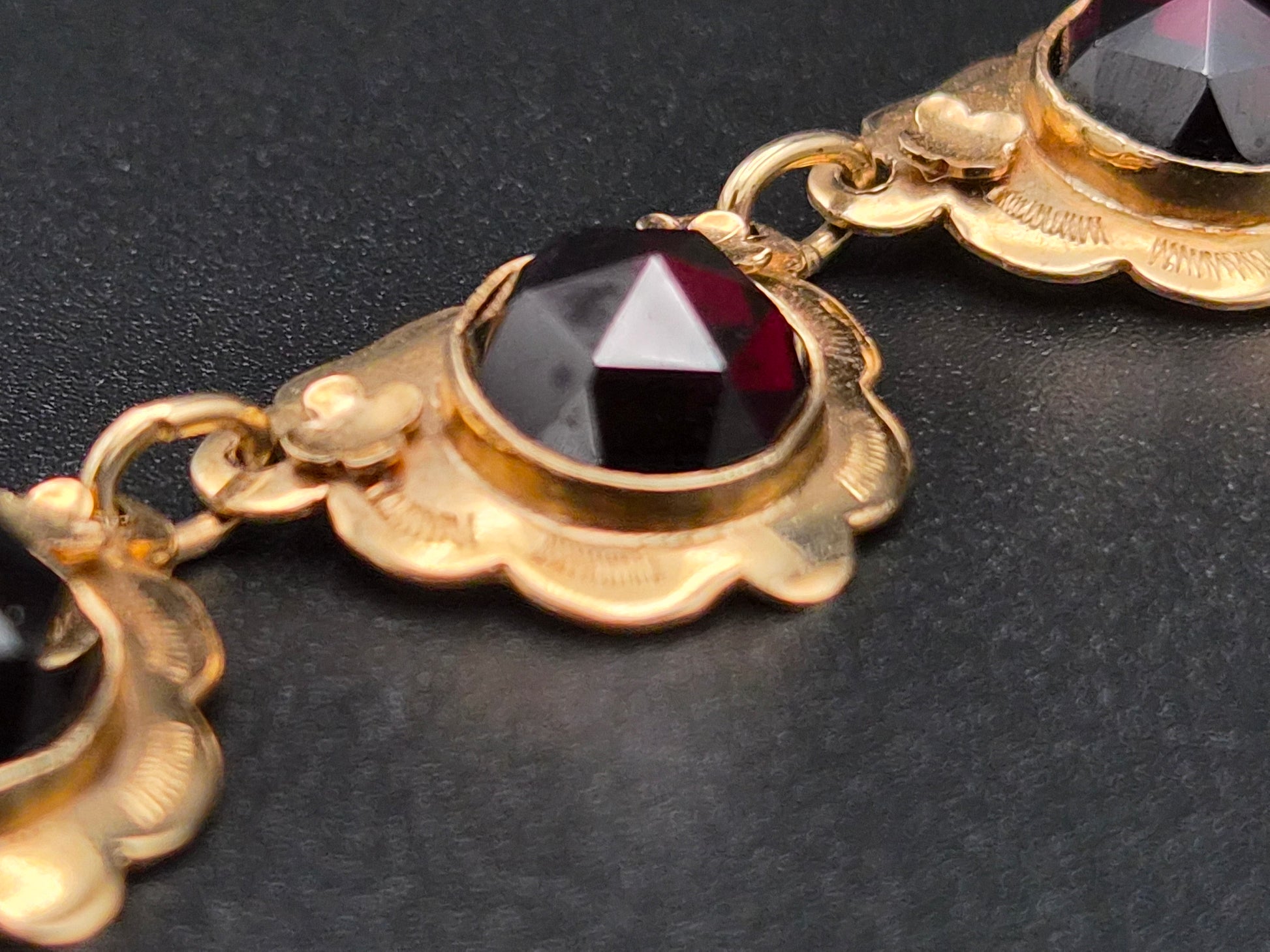 14 Karaat Gouden Collier met Gefacetteerde Granaten – 42 cm – 27,13 gram – Meester P. Walsweer (Sneek)