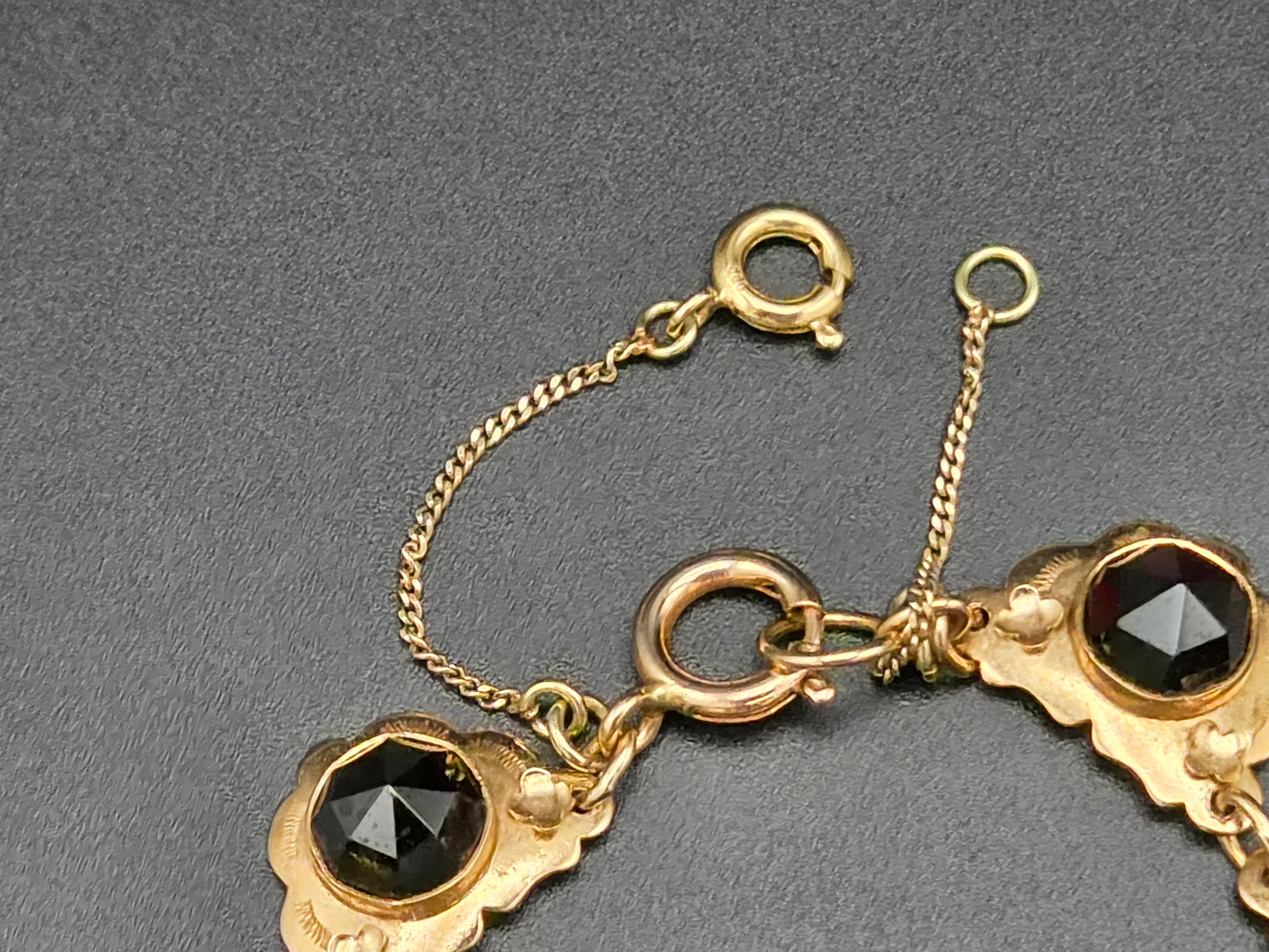 14 Karaat Gouden Collier met Gefacetteerde Granaten – 42 cm – 27,13 gram – Meester P. Walsweer (Sneek)