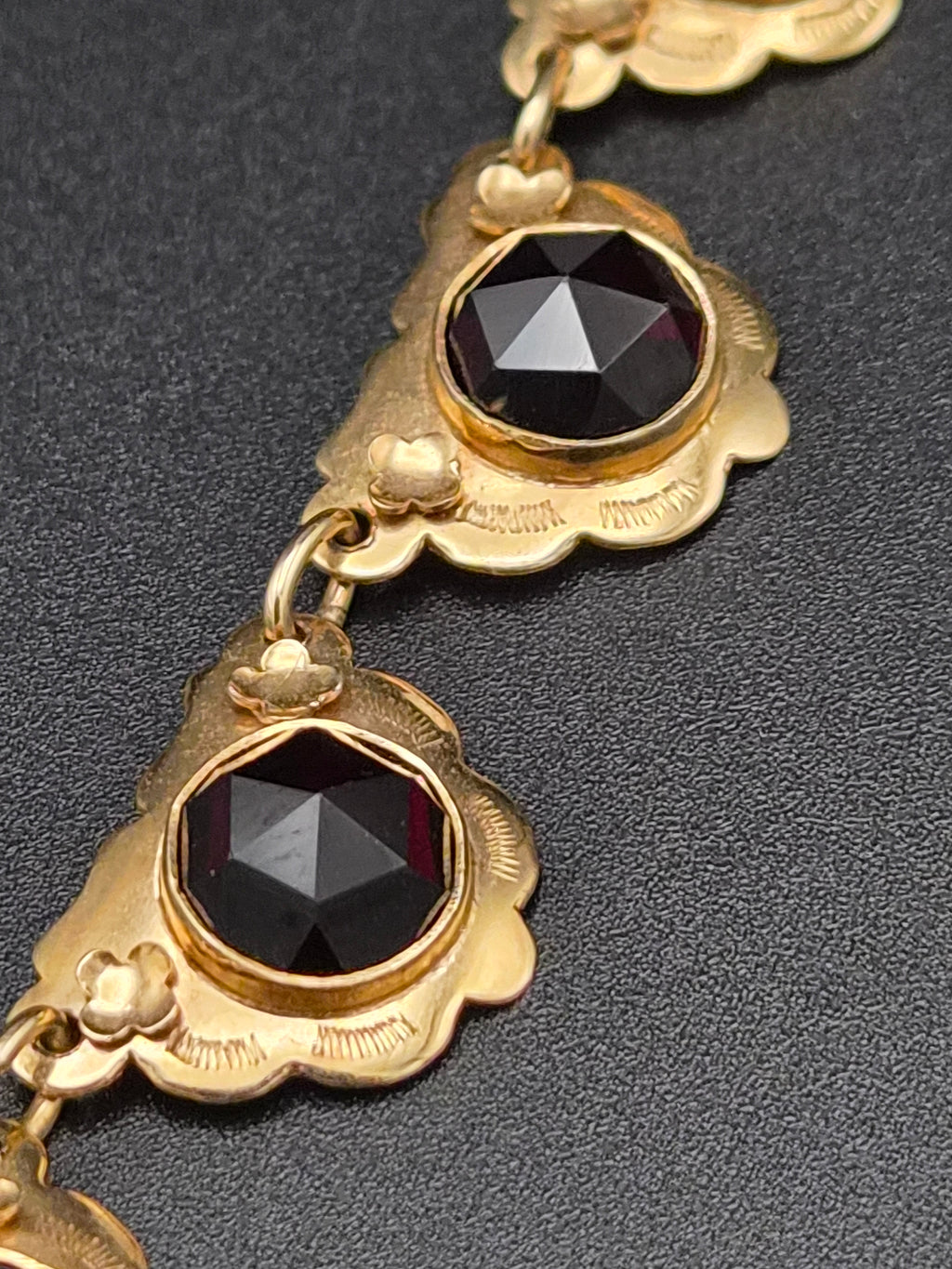 14 Karaat Gouden Collier met Gefacetteerde Granaten – 42 cm – 27,13 gram – Meester P. Walsweer (Sneek)