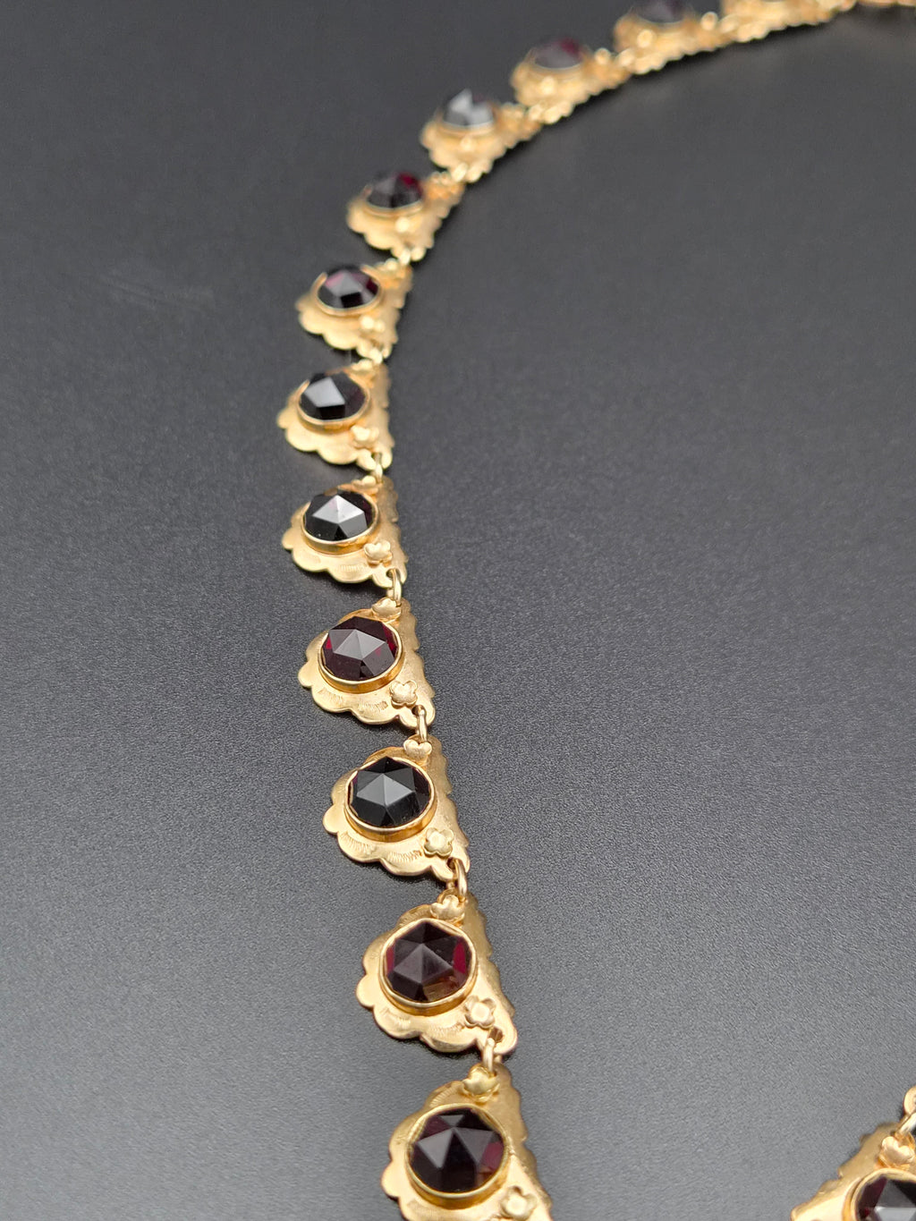 14 Karaat Gouden Collier met Gefacetteerde Granaten – 42 cm – 27,13 gram – Meester P. Walsweer (Sneek)