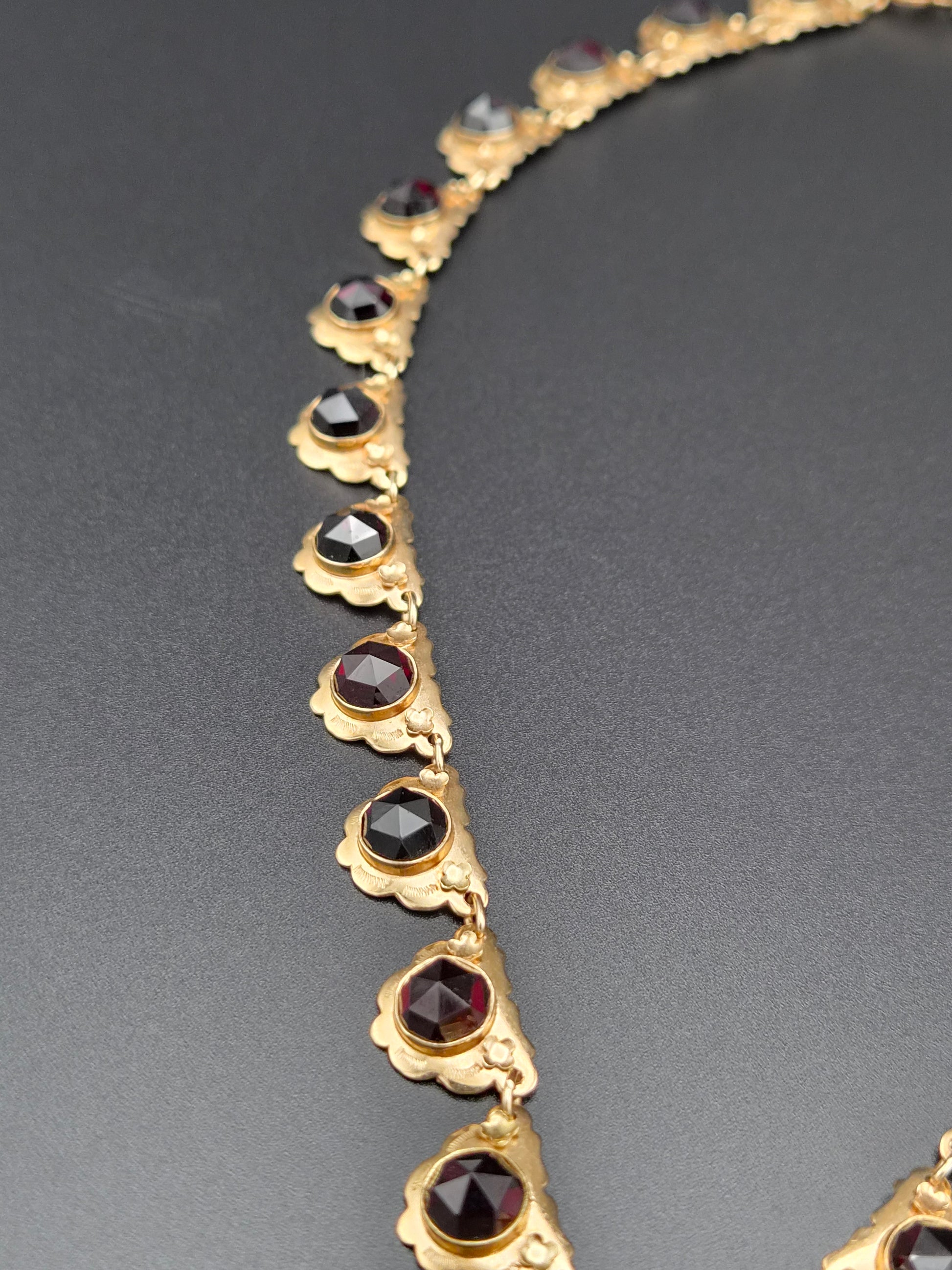 14 Karaat Gouden Collier met Gefacetteerde Granaten – 42 cm – 27,13 gram – Meester P. Walsweer (Sneek)