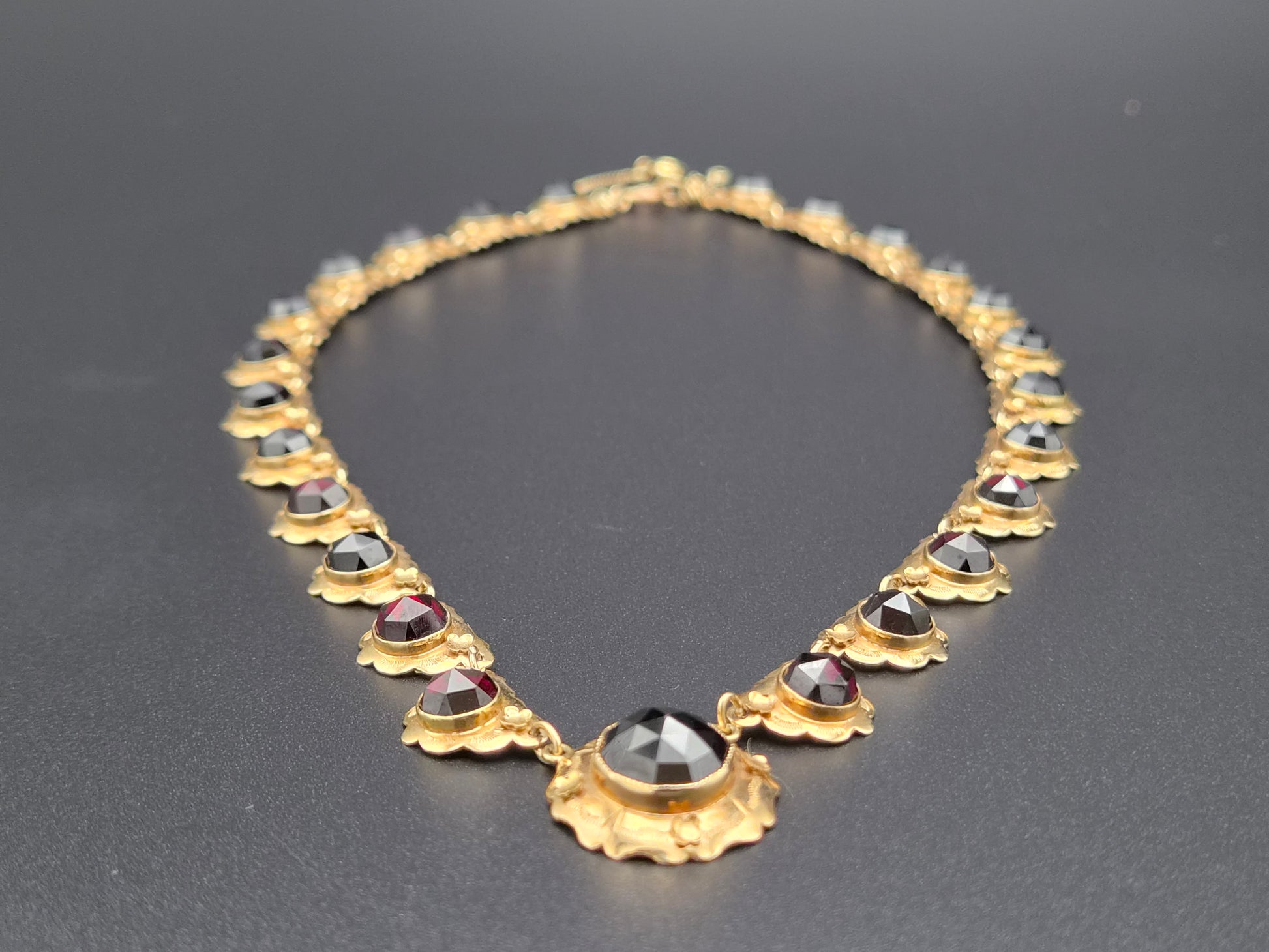 14 Karaat Gouden Collier met Gefacetteerde Granaten – 42 cm – 27,13 gram – Meester P. Walsweer (Sneek)