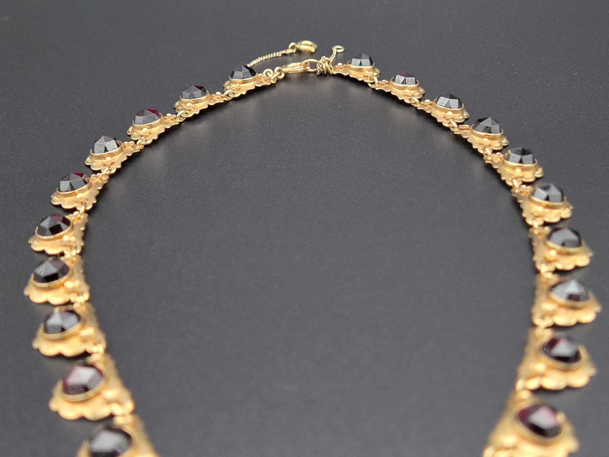 14 Karaat Gouden Collier met Gefacetteerde Granaten – 42 cm – 27,13 gram – Meester P. Walsweer (Sneek)