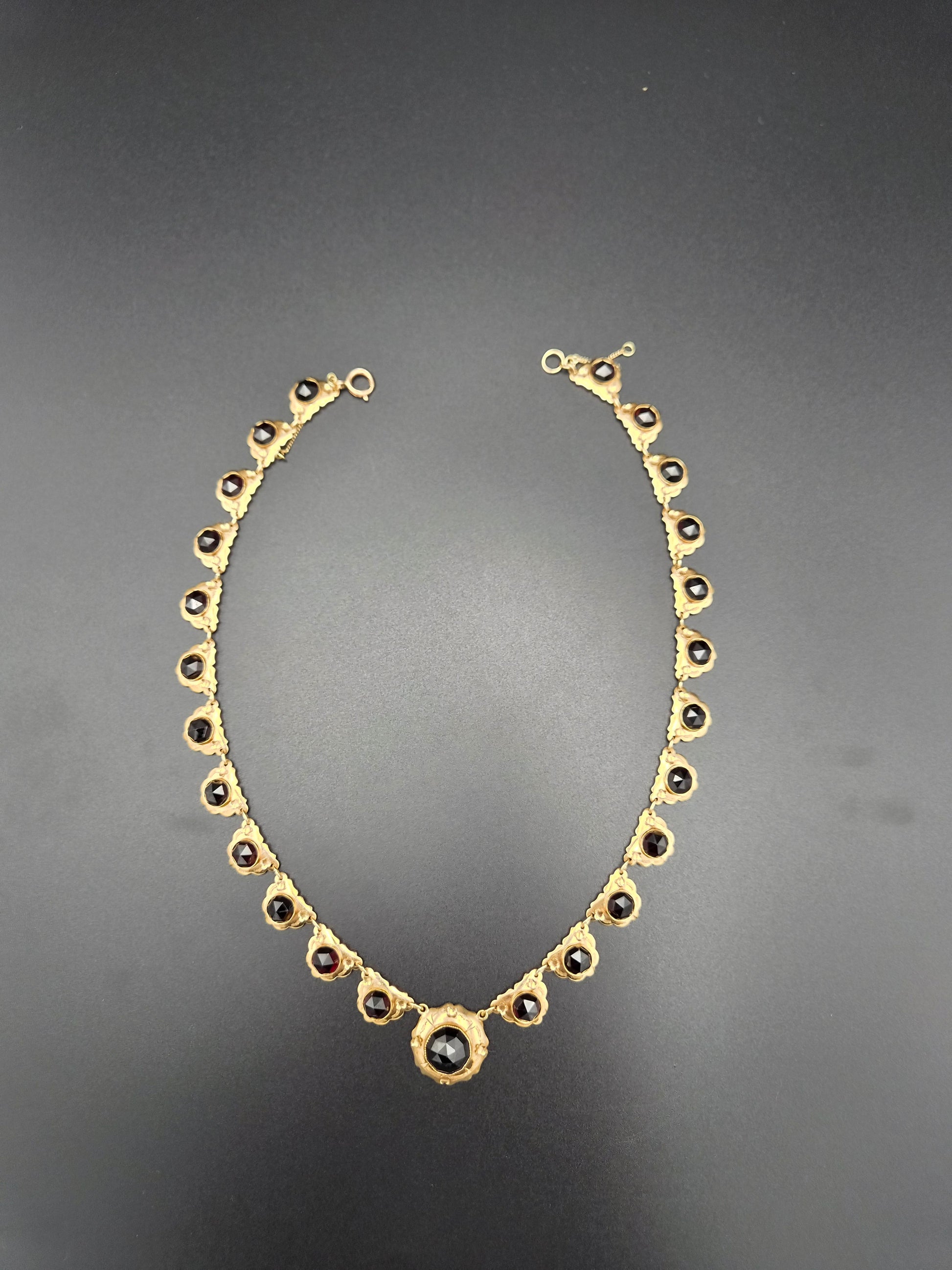 14 Karaat Gouden Collier met Gefacetteerde Granaten – 42 cm – 27,13 gram – Meester P. Walsweer (Sneek)