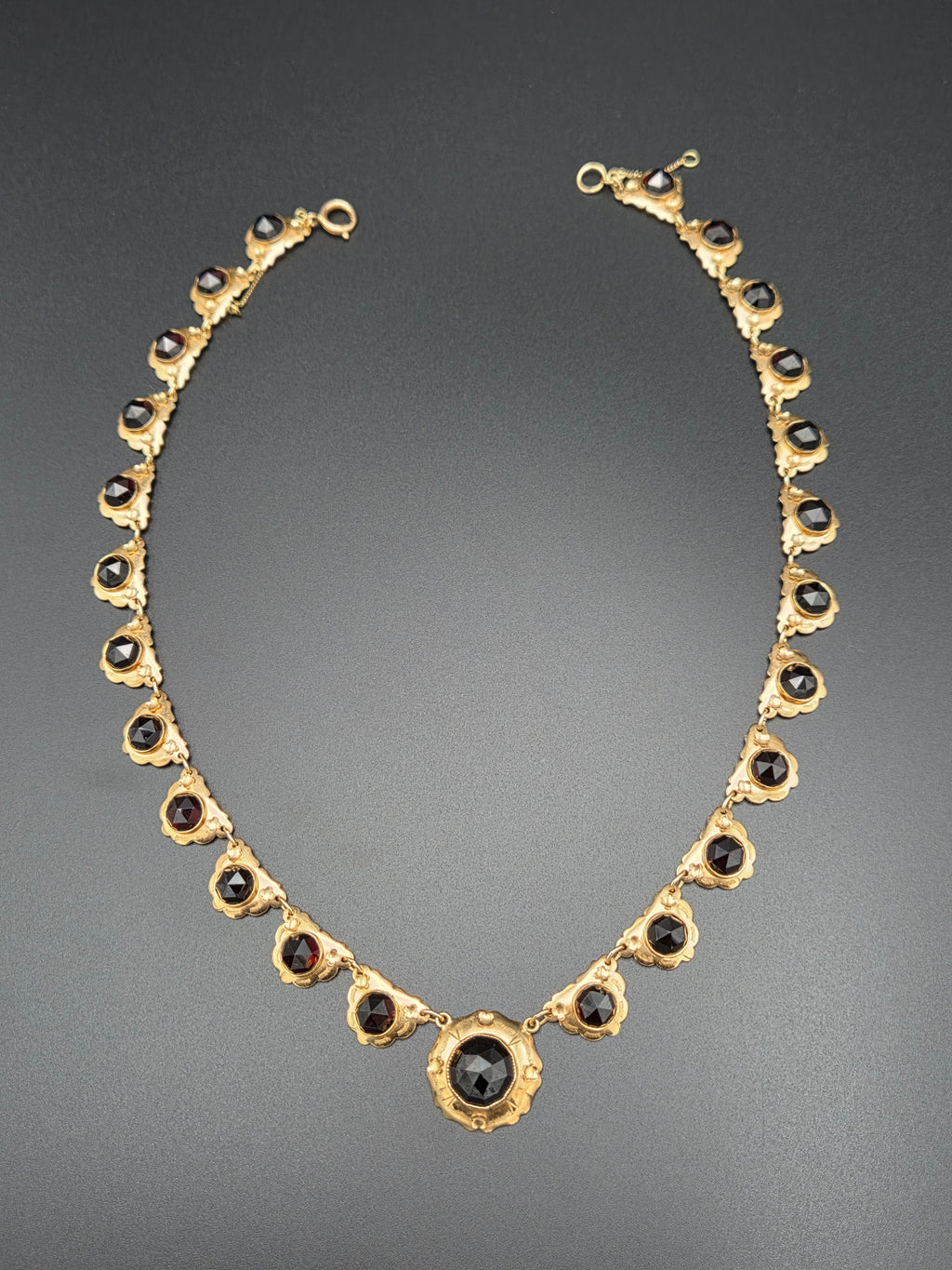 14 Karaat Gouden Collier met Gefacetteerde Granaten – 42 cm – 27,13 gram – Meester P. Walsweer (Sneek)