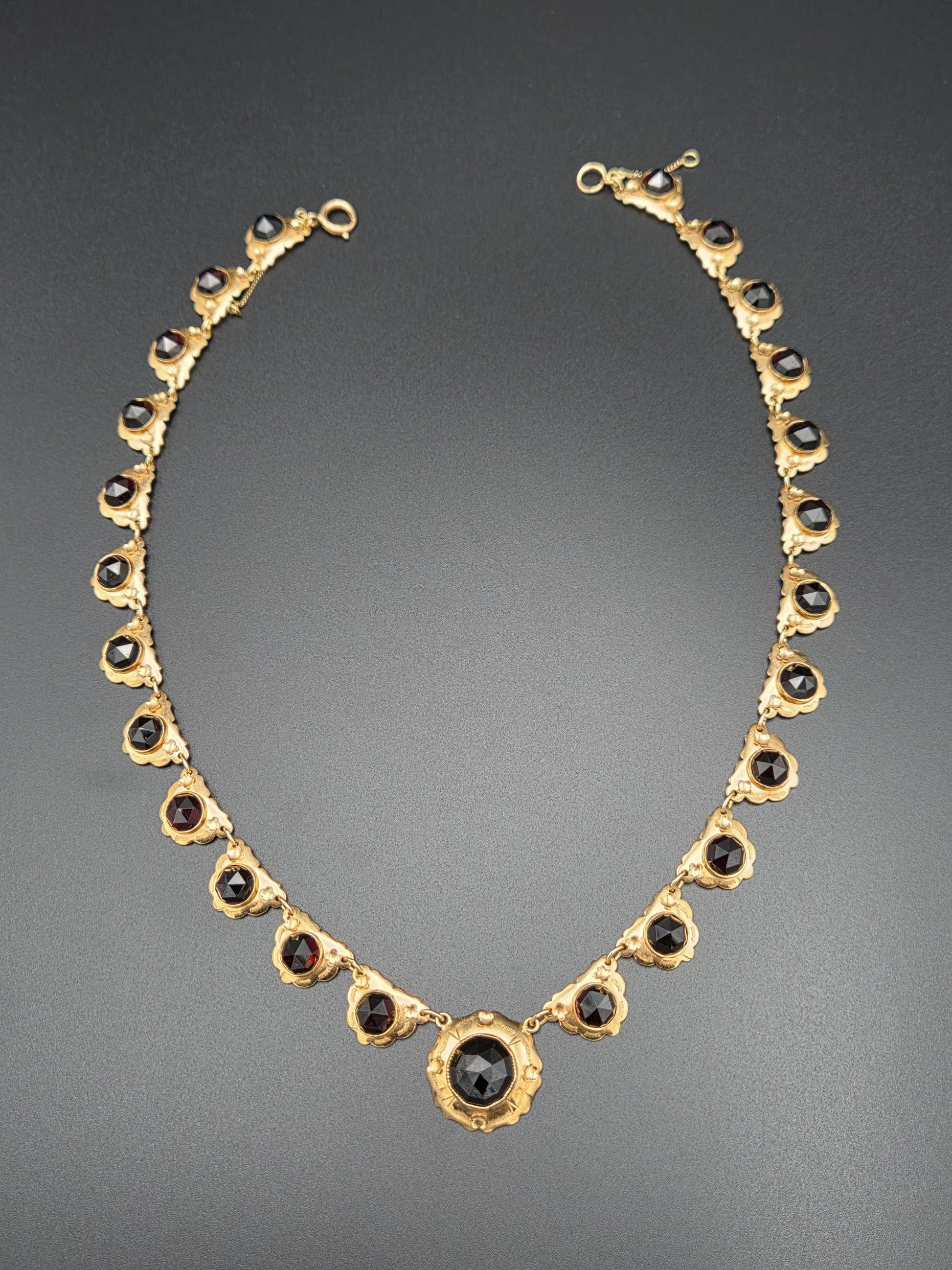 14 Karaat Gouden Collier met Gefacetteerde Granaten – 42 cm – 27,13 gram – Meester P. Walsweer (Sneek)