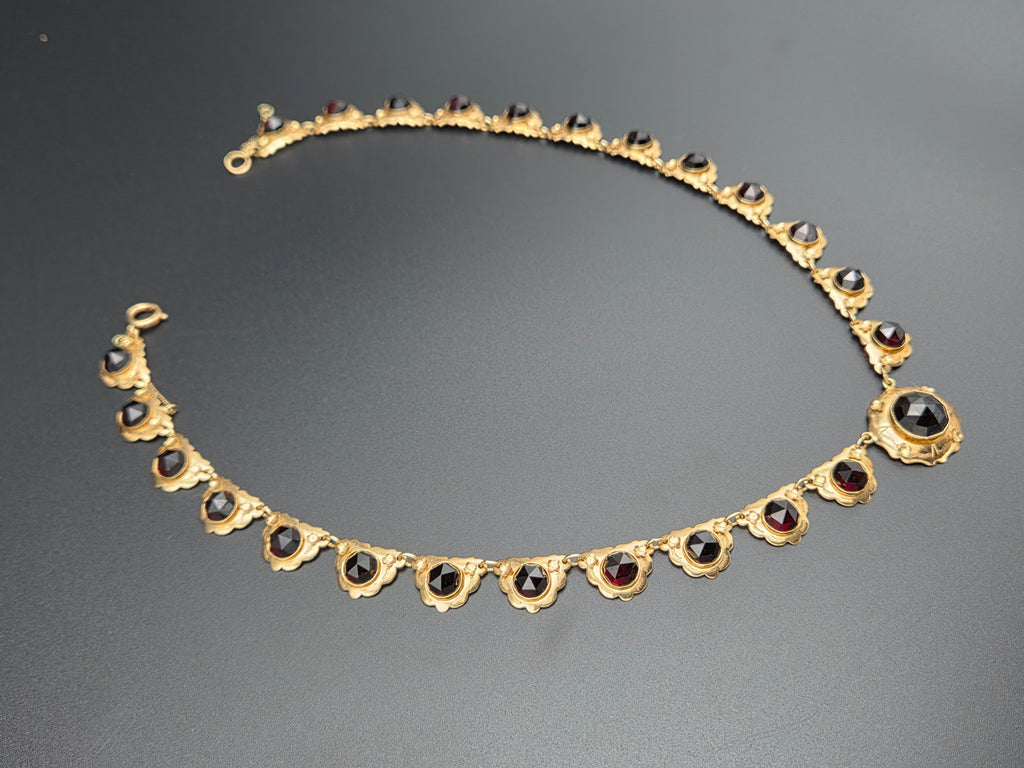 14 Karaat Gouden Collier met Gefacetteerde Granaten – 42 cm – 27,13 gram – Meester P. Walsweer (Sneek)