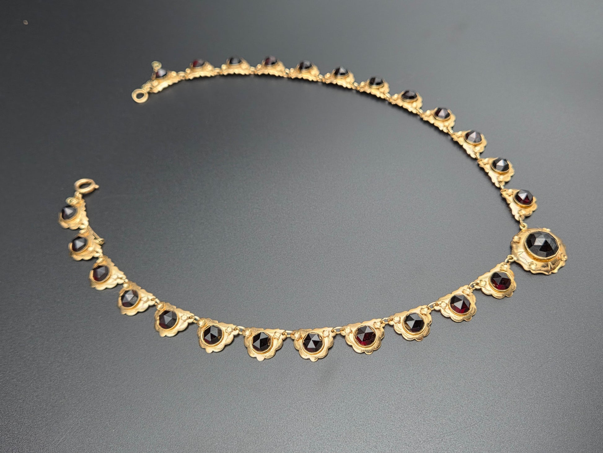 14 Karaat Gouden Collier met Gefacetteerde Granaten – 42 cm – 27,13 gram – Meester P. Walsweer (Sneek)