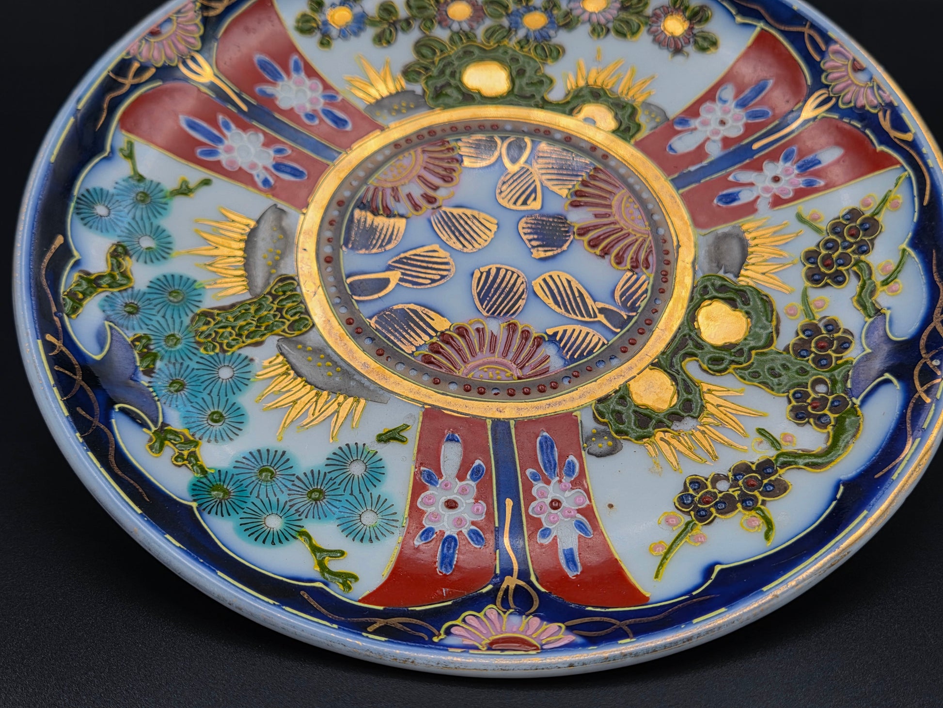 Prachtig Antiek Japans Imari Porseleinen Schoteltje – Ø 18,6 cm - 19e Eeuw (Edo / Meiji)