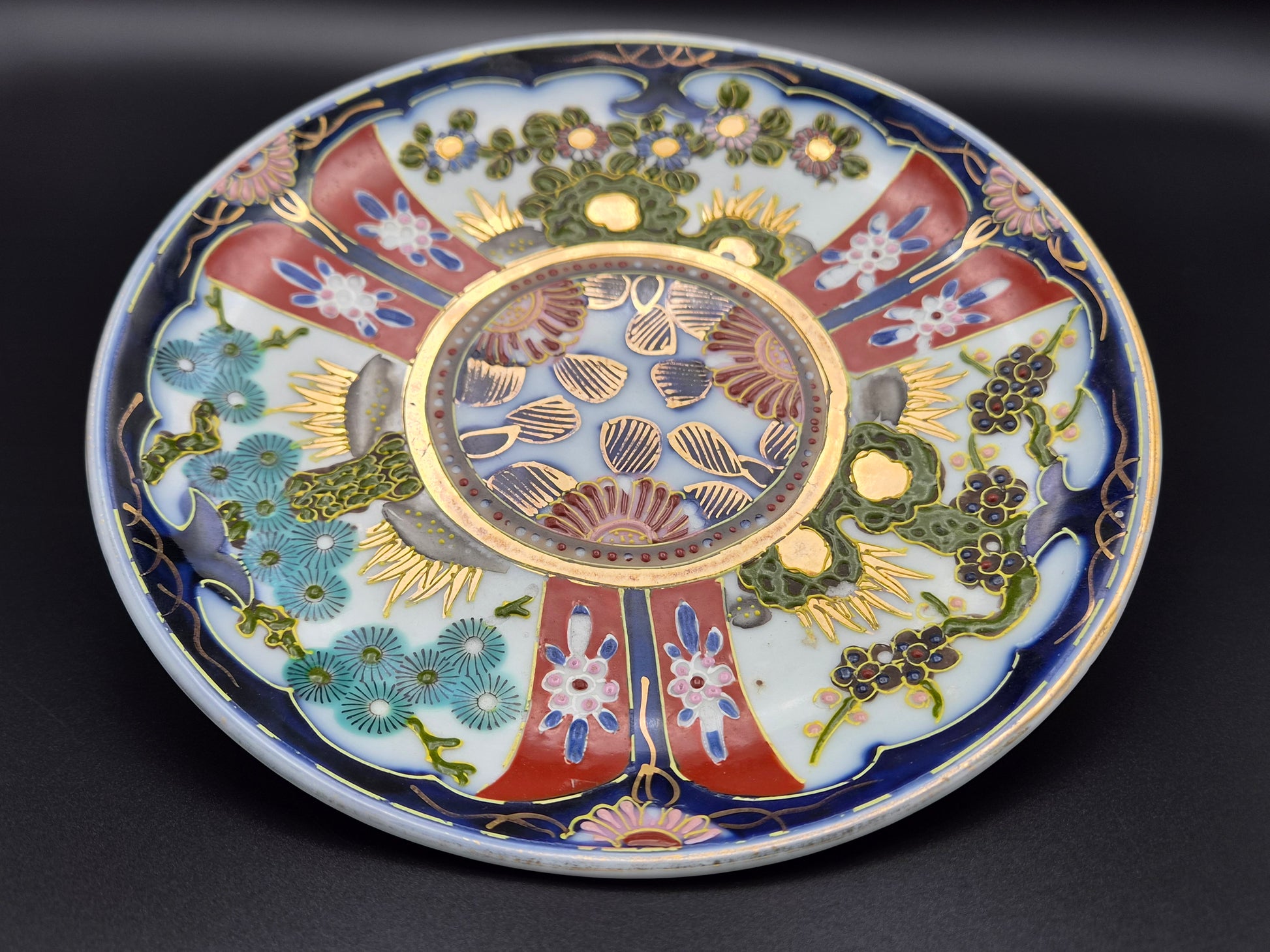 Prachtig Antiek Japans Imari Porseleinen Schoteltje – Ø 18,6 cm - 19e Eeuw (Edo / Meiji)